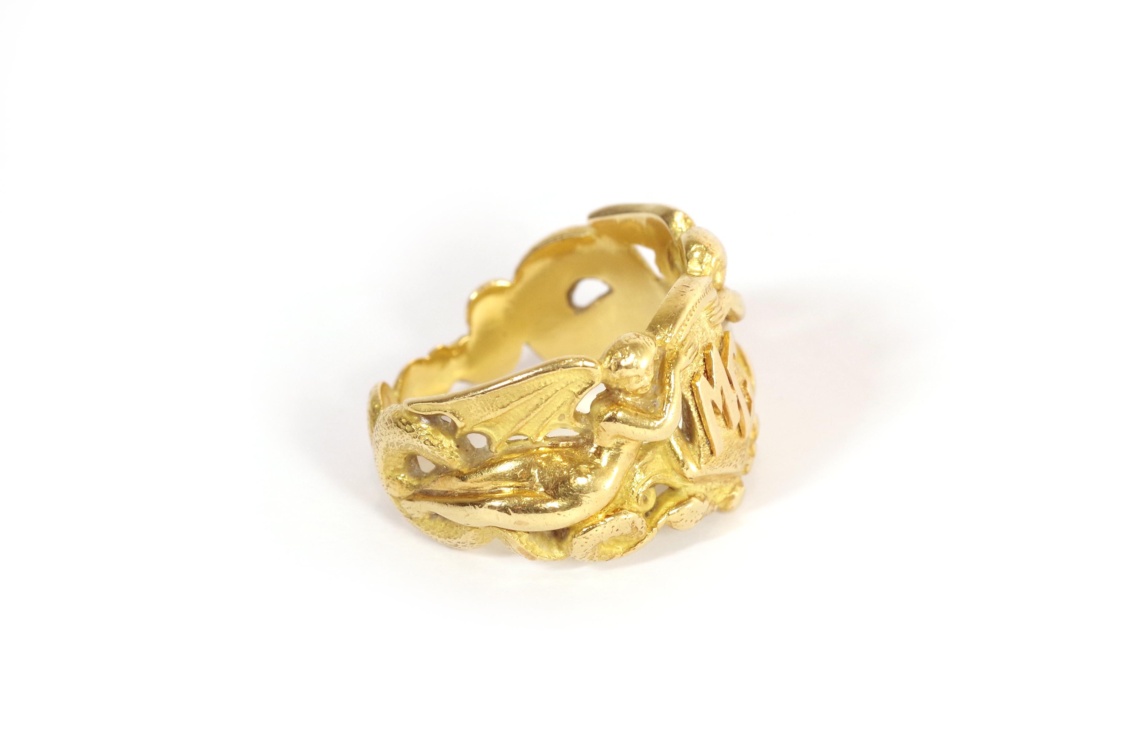 Art Nouveau MC signet ring in 18k gold In Fair Condition For Sale In PARIS, FR