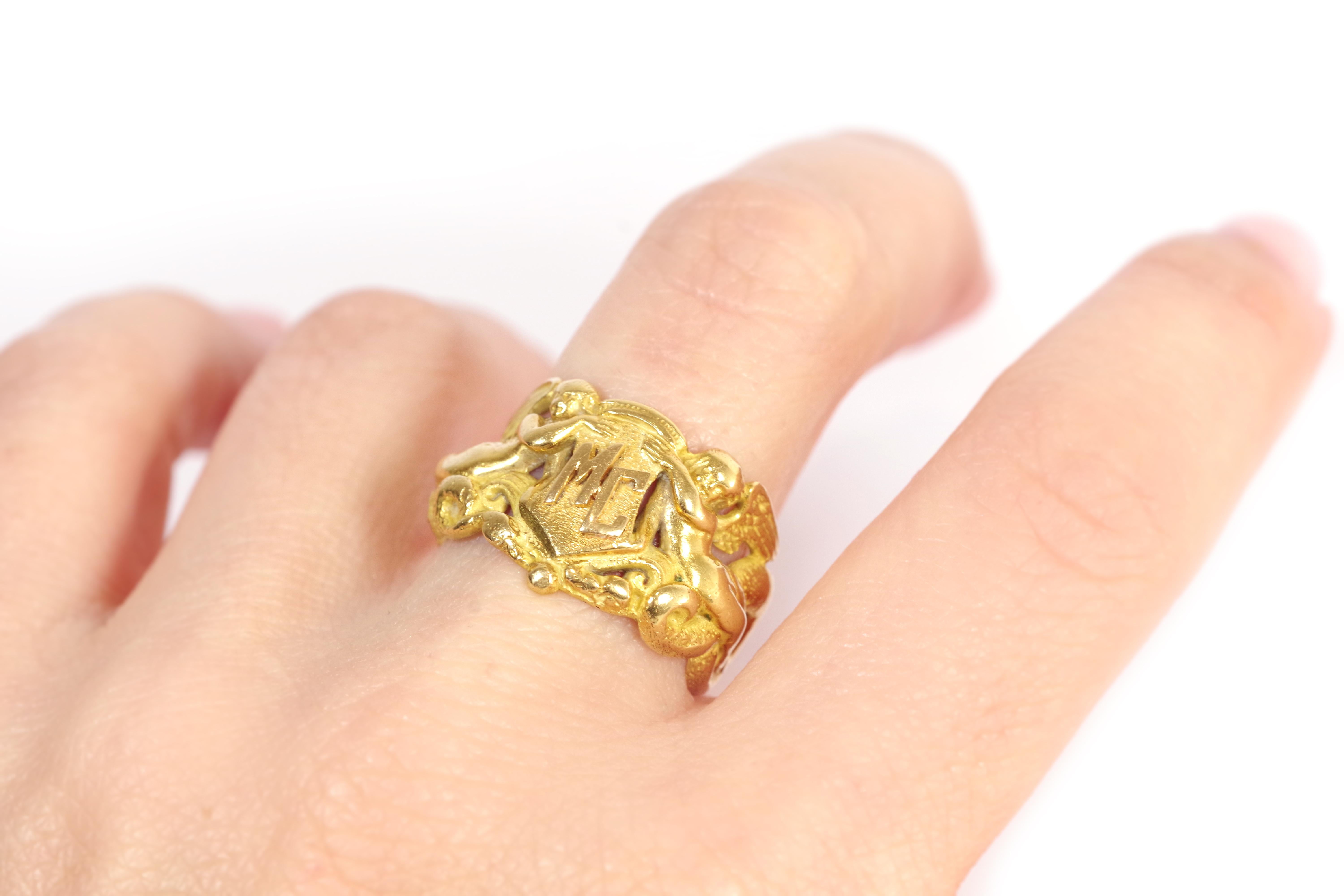 Art Nouveau MC signet ring in 18k gold For Sale 1