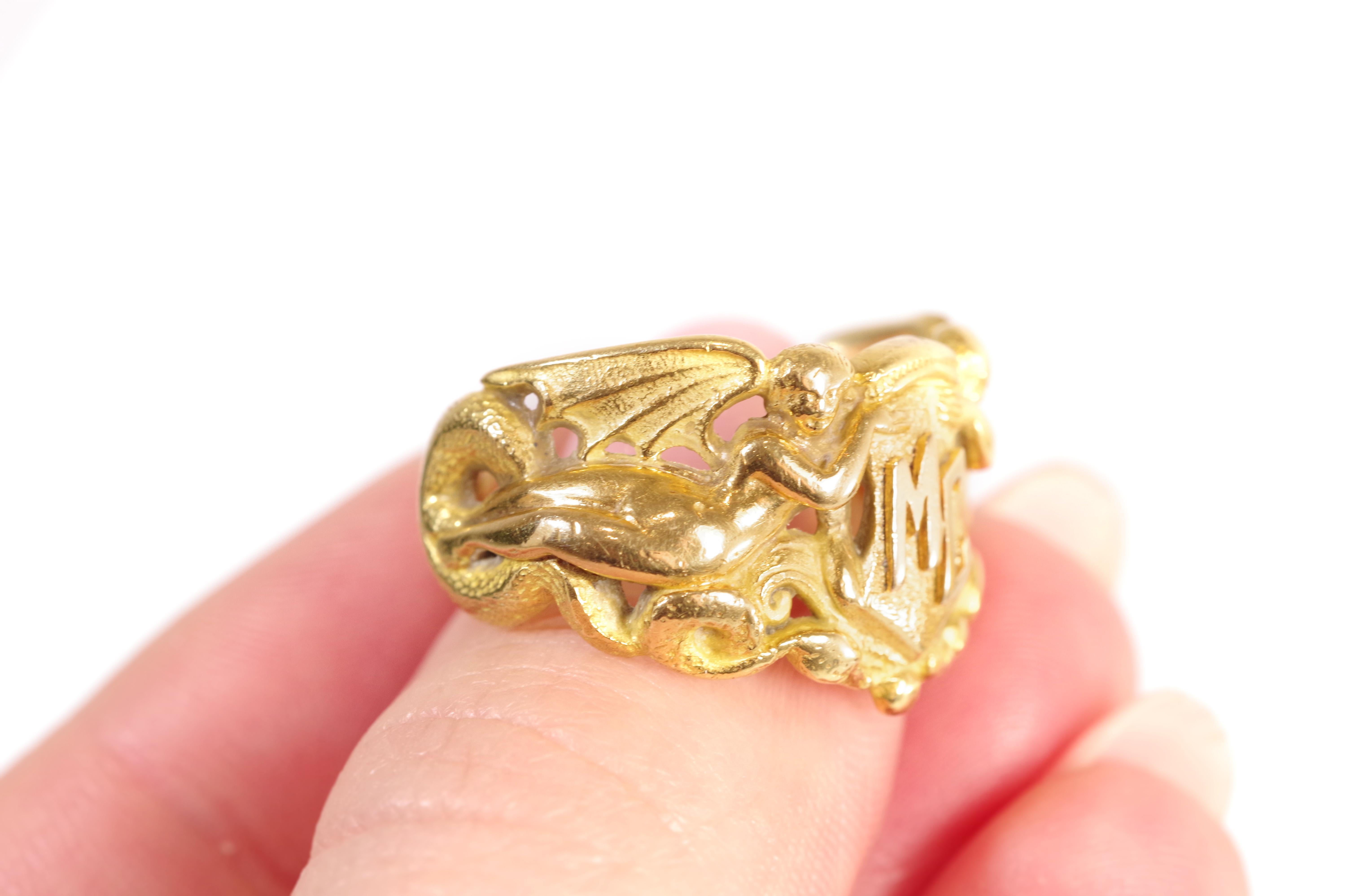 Art Nouveau MC signet ring in 18k gold For Sale 4