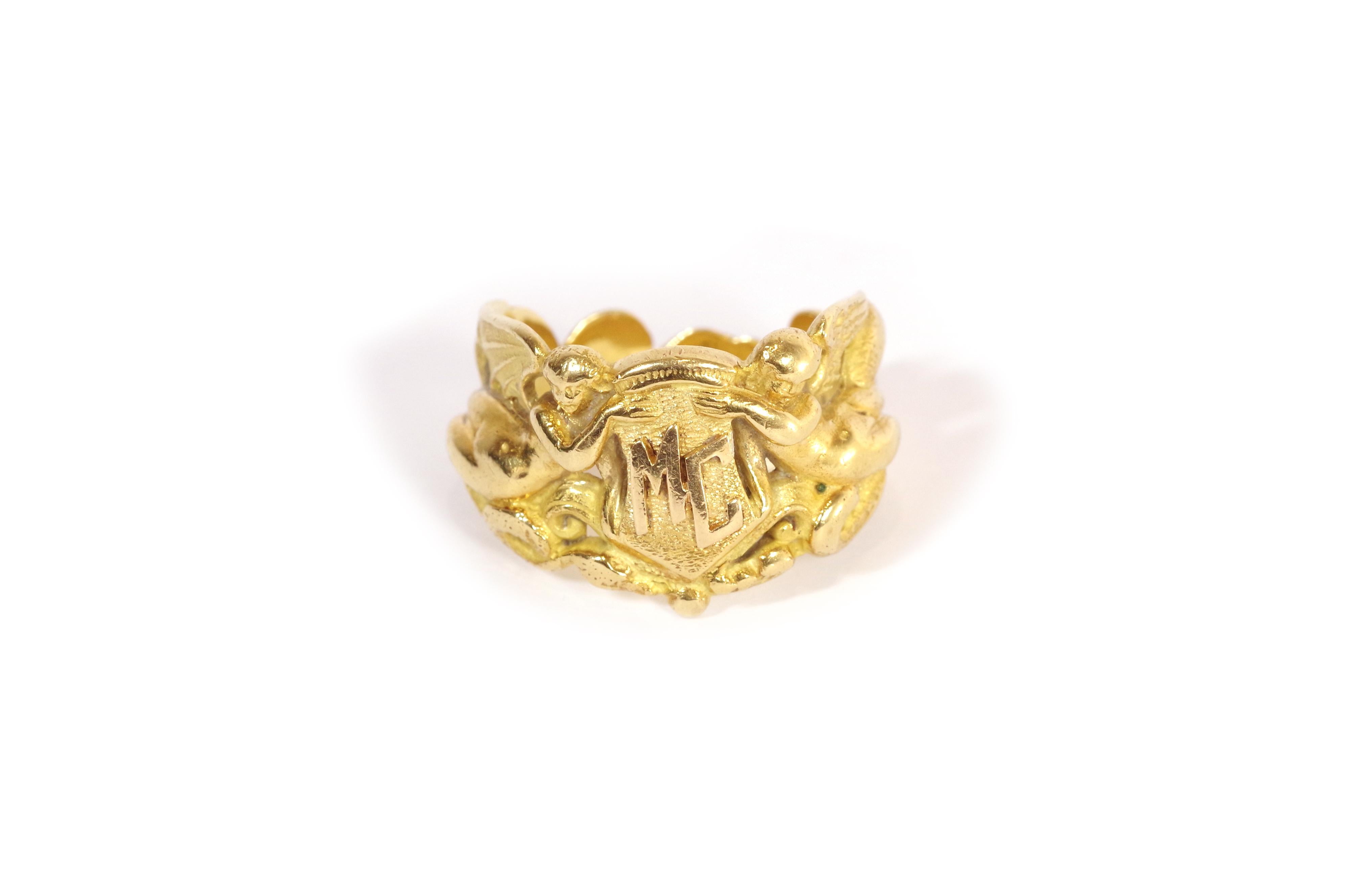 Art Nouveau MC signet ring in 18k gold For Sale