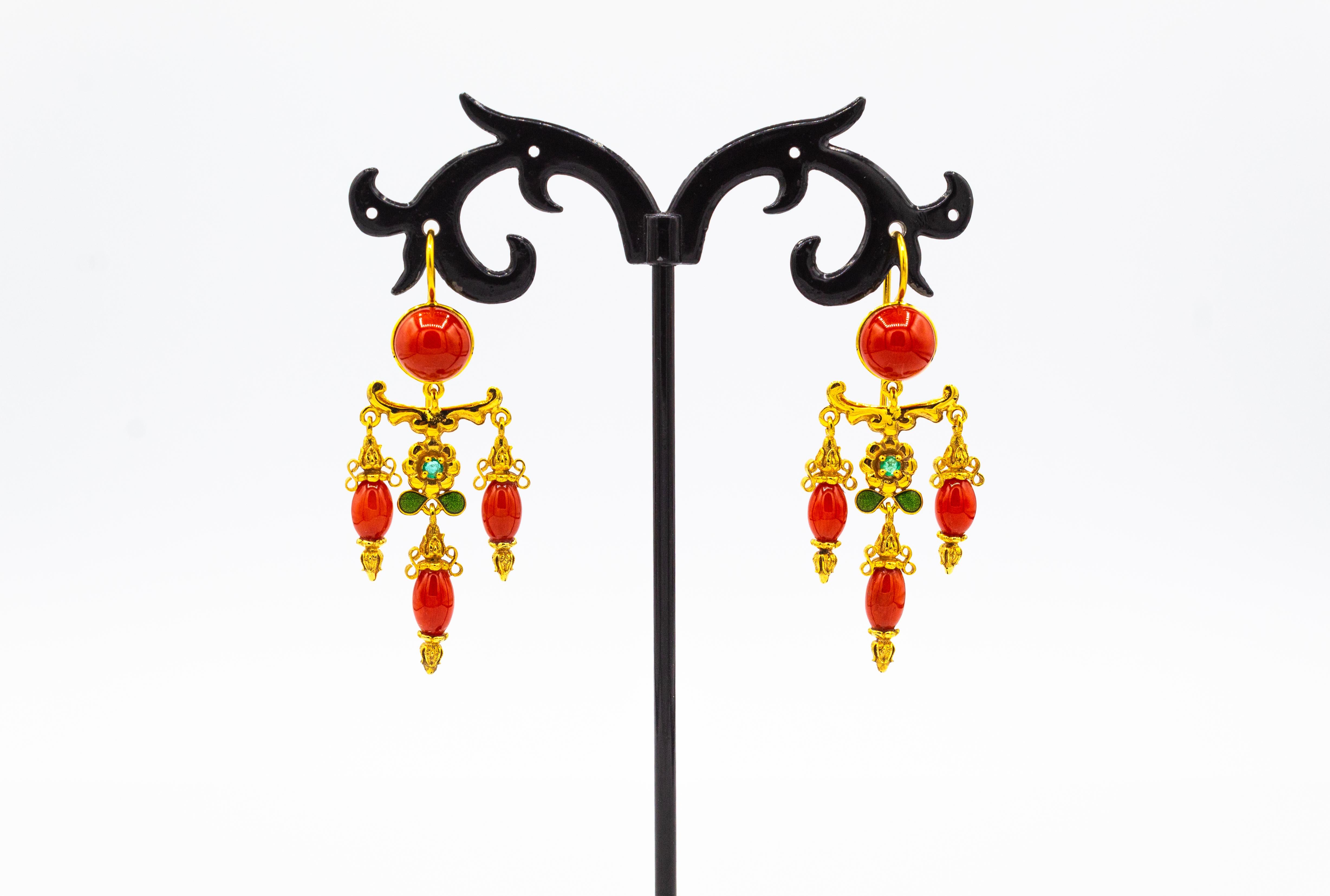 Art nouveau Clous d'oreilles Art Nouveau Méditerranéen rouge corail émeraude émaillé en vente