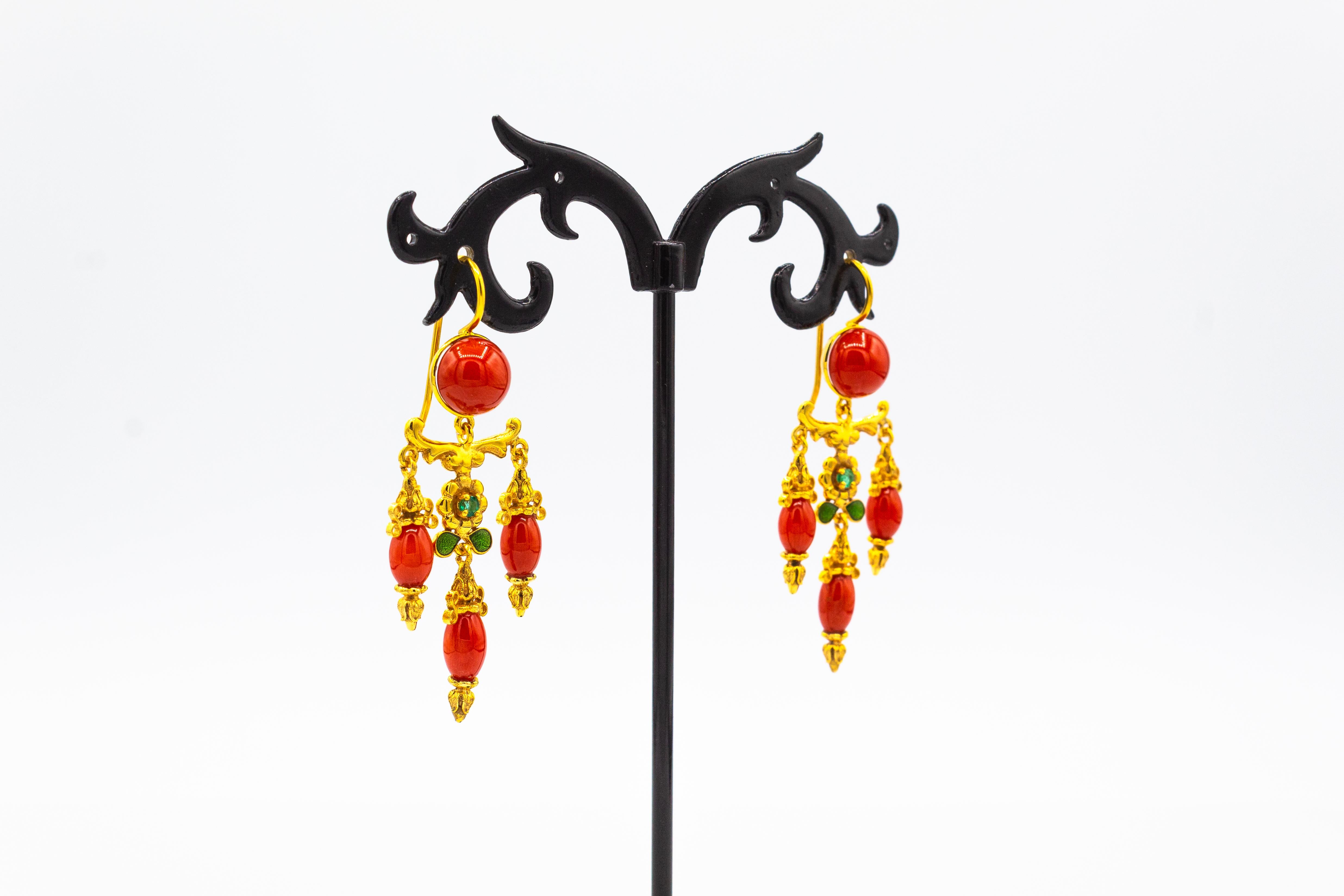 Taille brillant Clous d'oreilles Art Nouveau Méditerranéen rouge corail émeraude émaillé en vente
