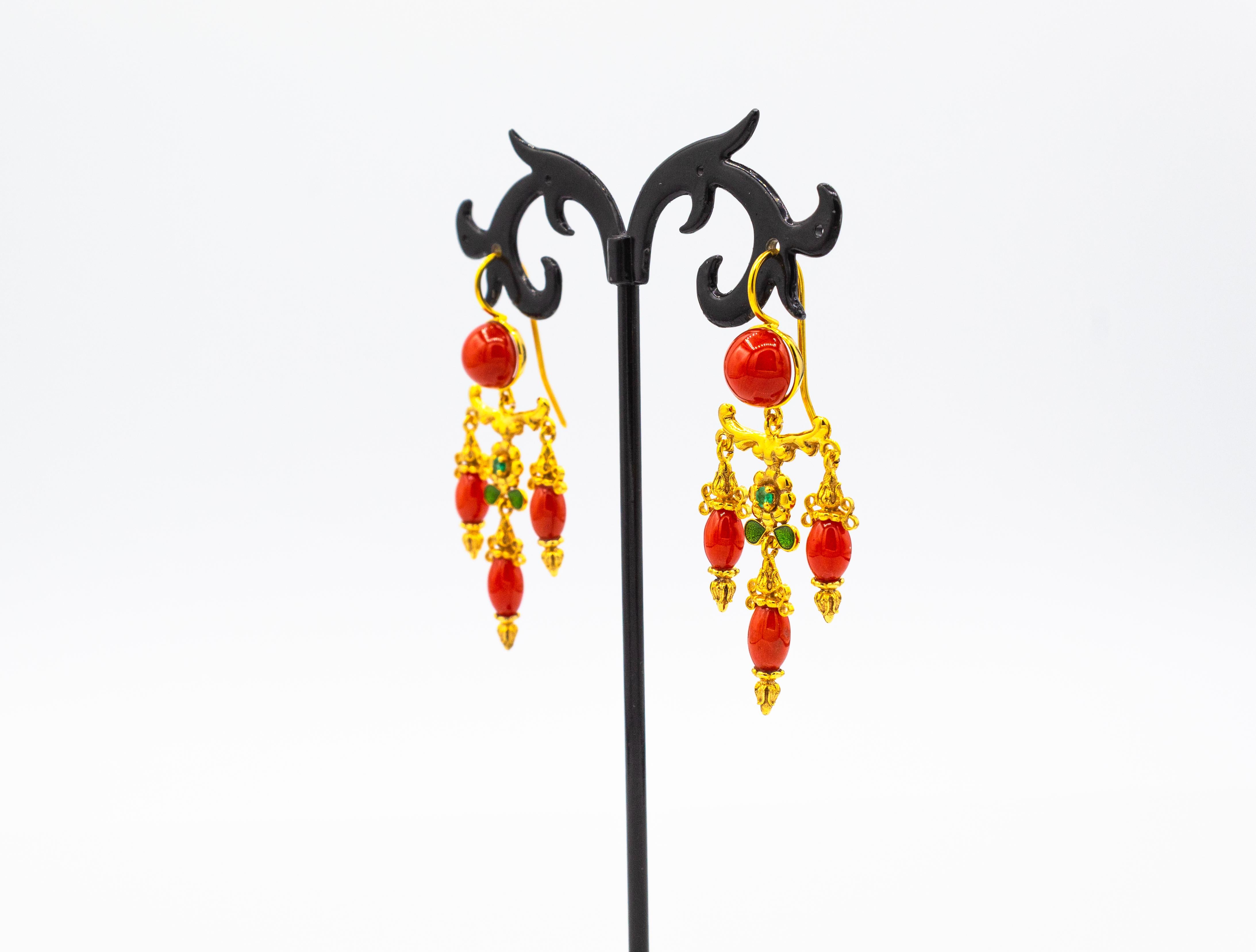 Clous d'oreilles Art Nouveau Méditerranéen rouge corail émeraude émaillé Unisexe en vente