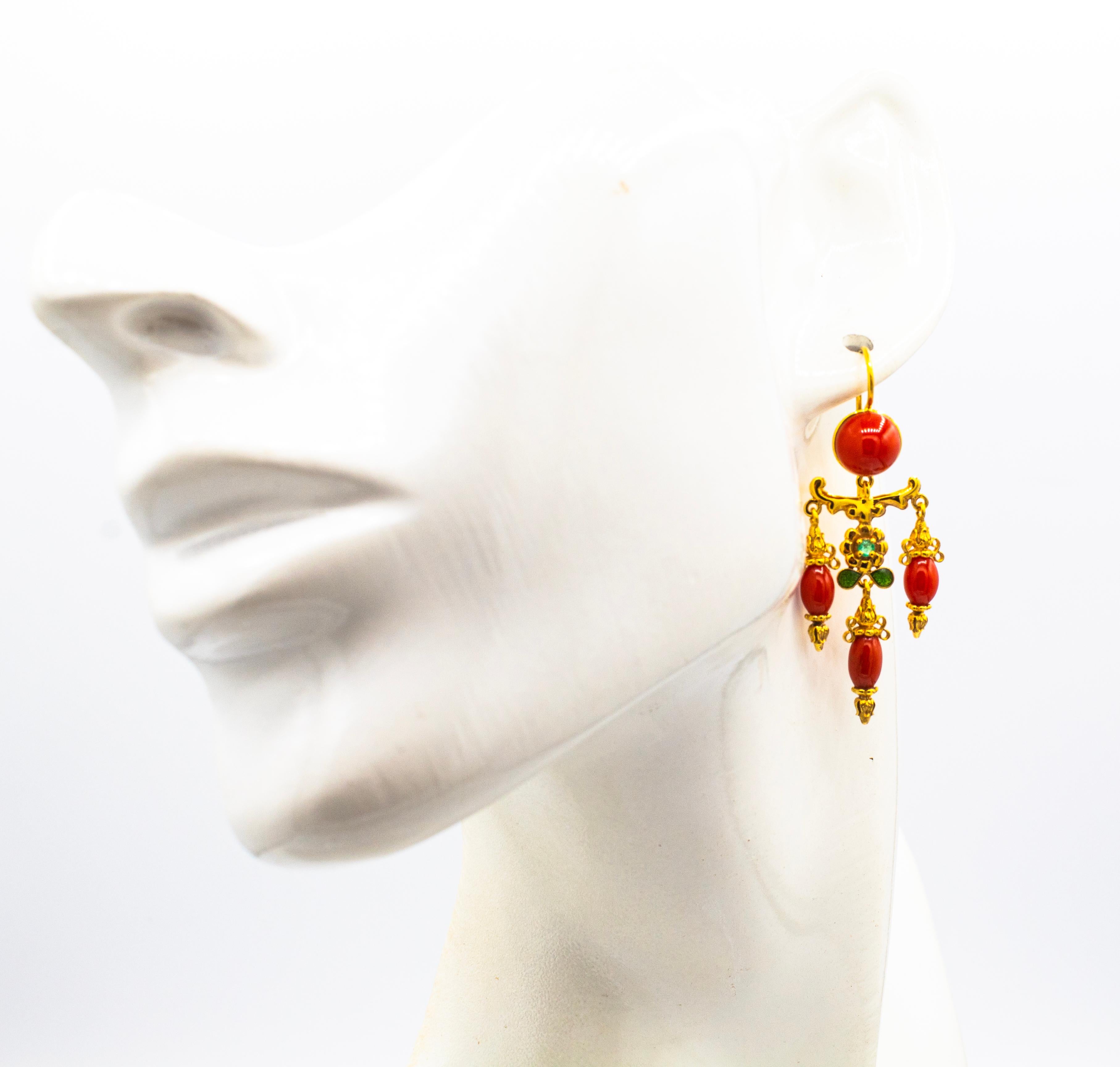 Clous d'oreilles Art Nouveau Méditerranéen rouge corail émeraude émaillé en vente 1