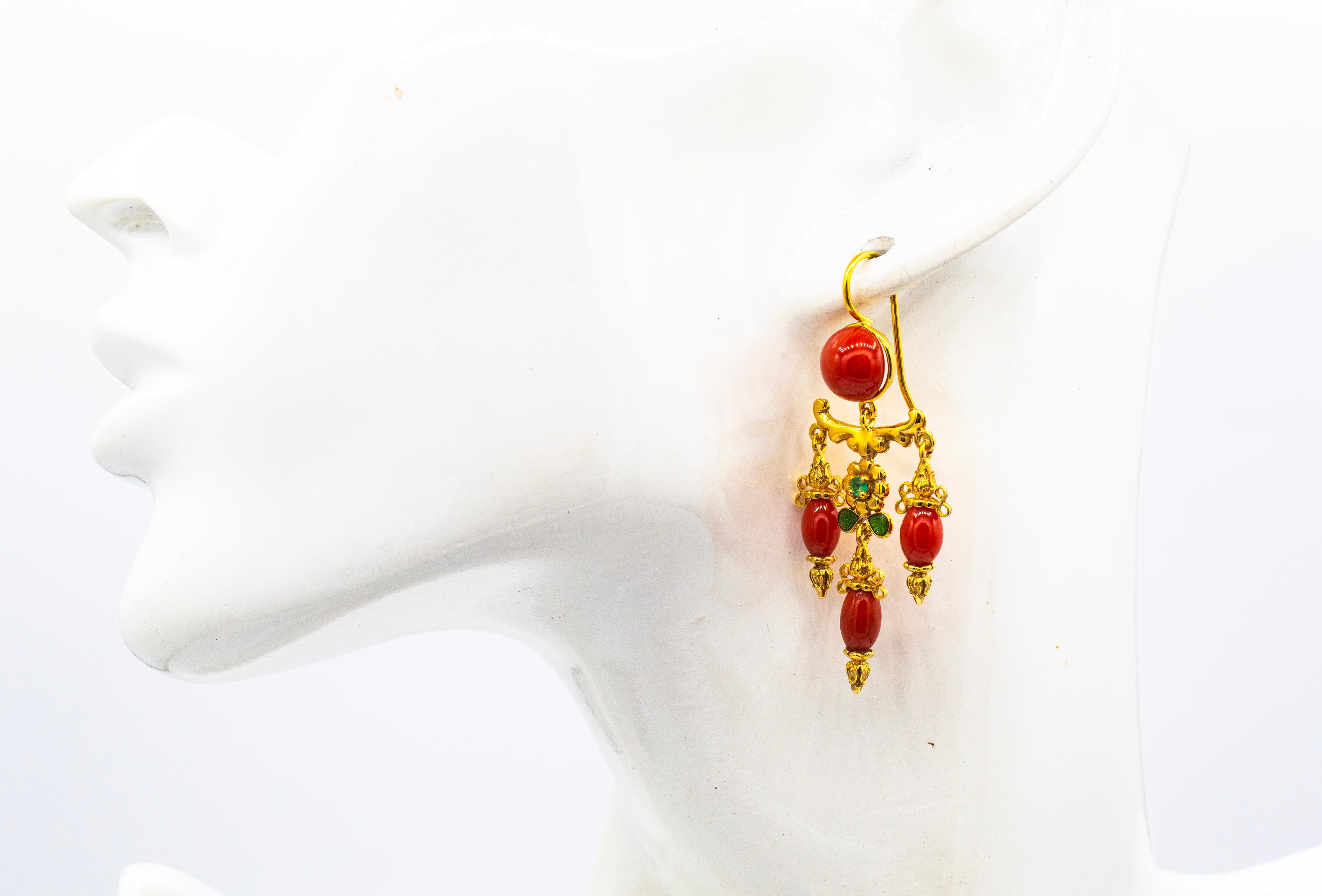 Clous d'oreilles Art Nouveau Méditerranéen rouge corail émeraude émaillé en vente 2