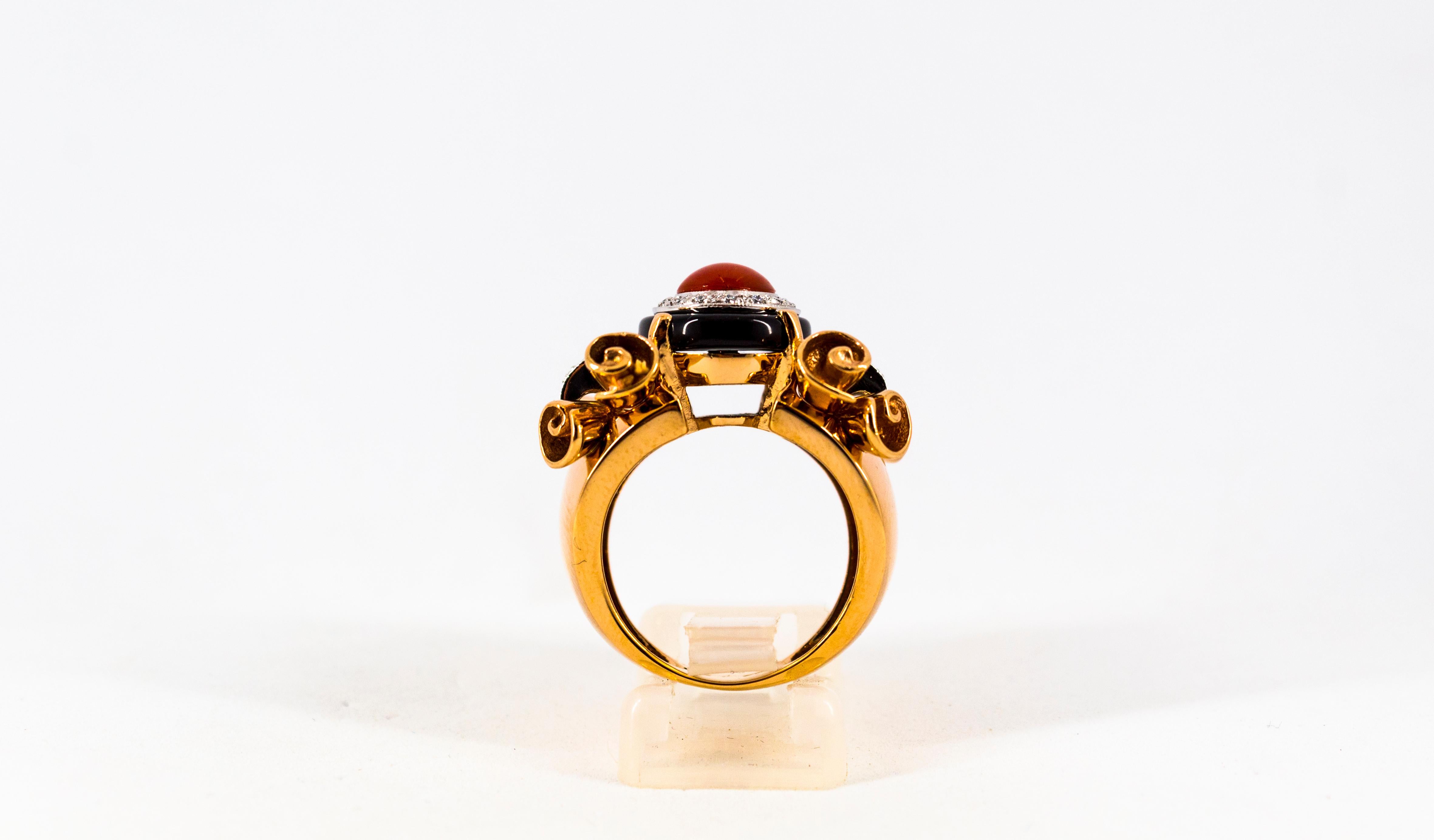Bague cocktail Art Nouveau en or jaune avec corail rouge méditerranéen, diamants blancs et onyx en vente 1