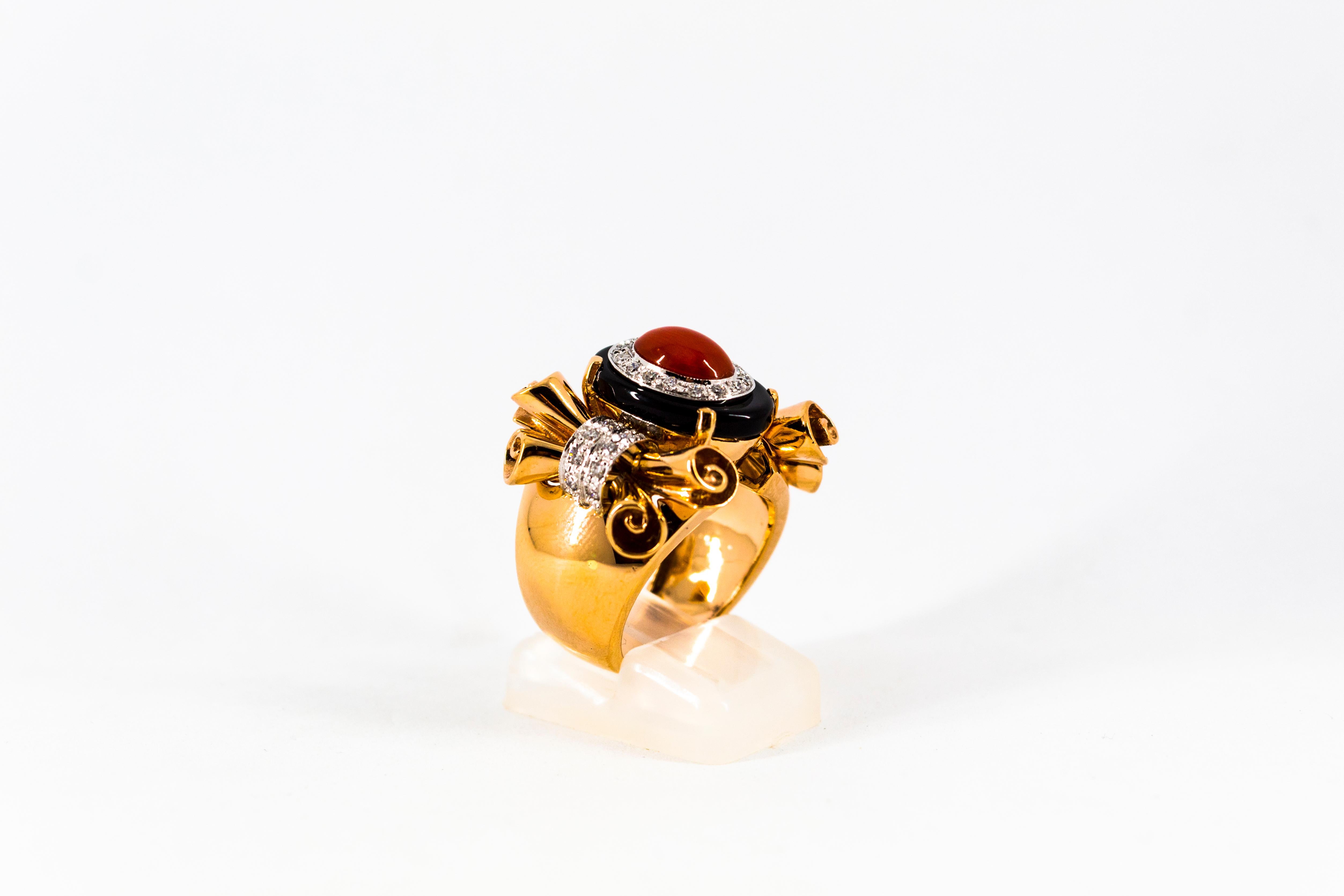 Bague cocktail Art Nouveau en or jaune avec corail rouge méditerranéen, diamants blancs et onyx en vente 3