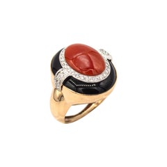 Bague cocktail Art Nouveau en or jaune avec corail rouge méditerranéen, diamants blancs et onyx