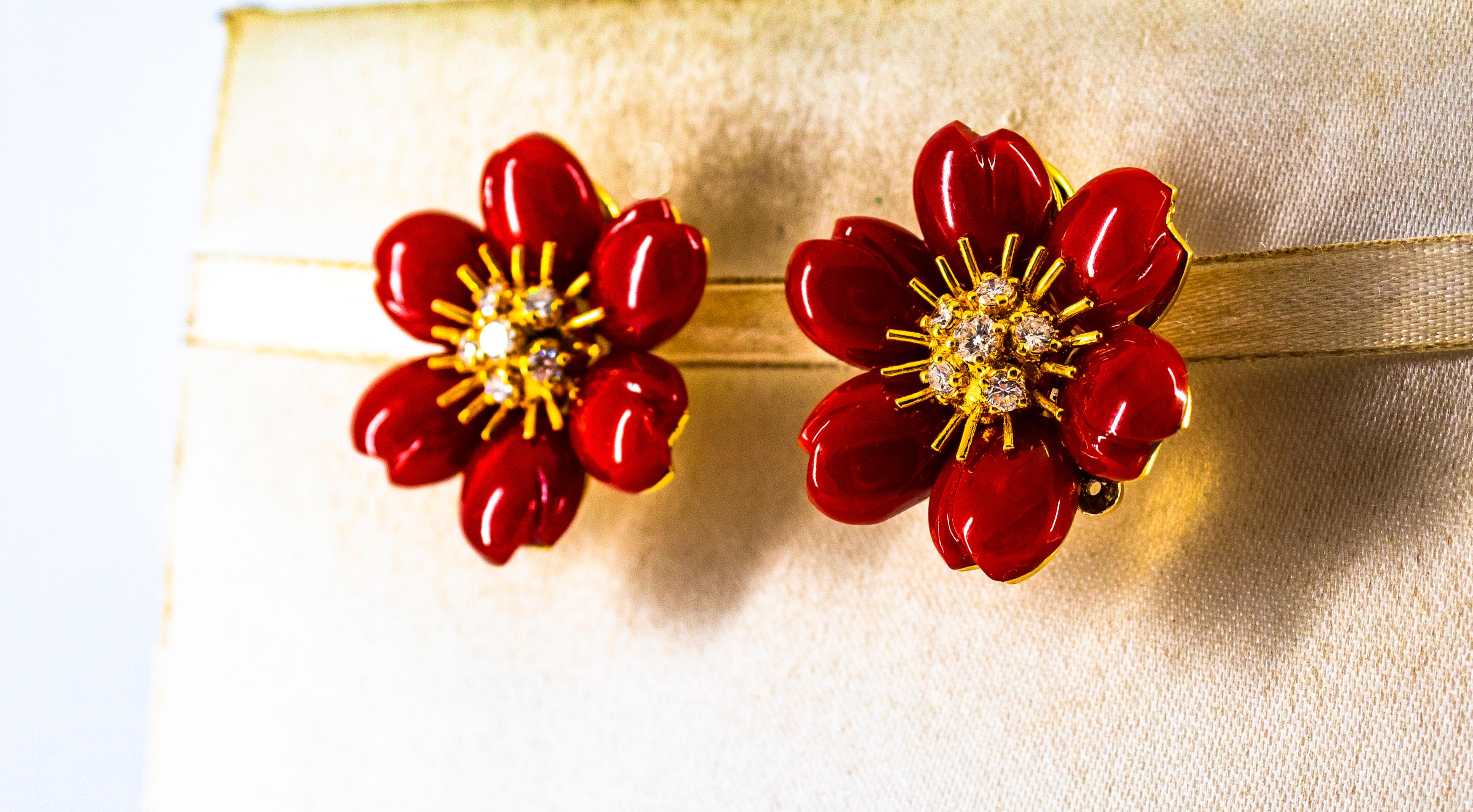 Jugendstil Ohrringe „Flowers“ aus Gelbgold mit mediterraner roter Koralle und weißen Diamanten im Zustand „Neu“ im Angebot in Naples, IT