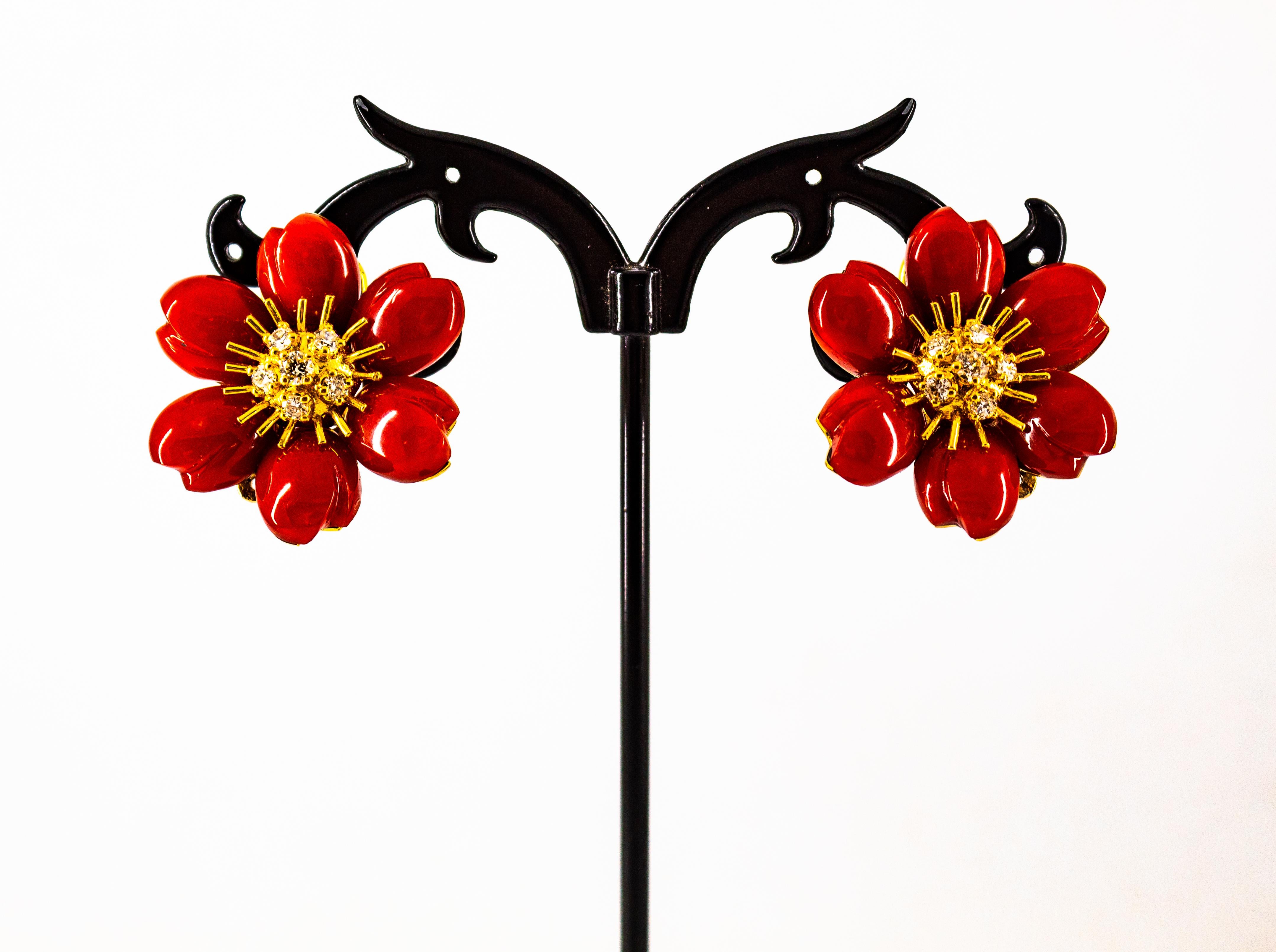 Jugendstil Ohrringe „Flowers“ aus Gelbgold mit mediterraner roter Koralle und weißen Diamanten für Damen oder Herren im Angebot