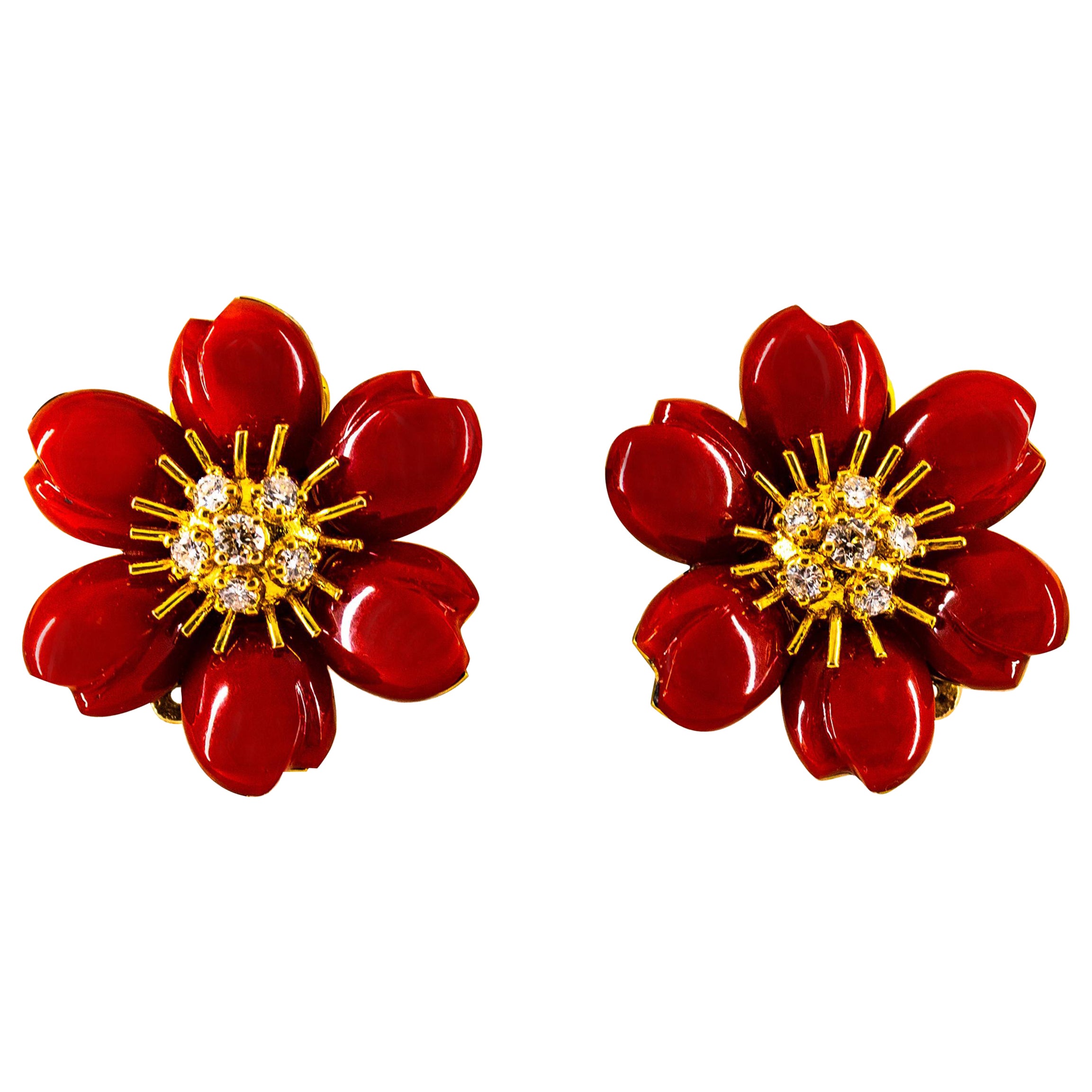 Jugendstil Ohrringe „Flowers“ aus Gelbgold mit mediterraner roter Koralle und weißen Diamanten im Angebot
