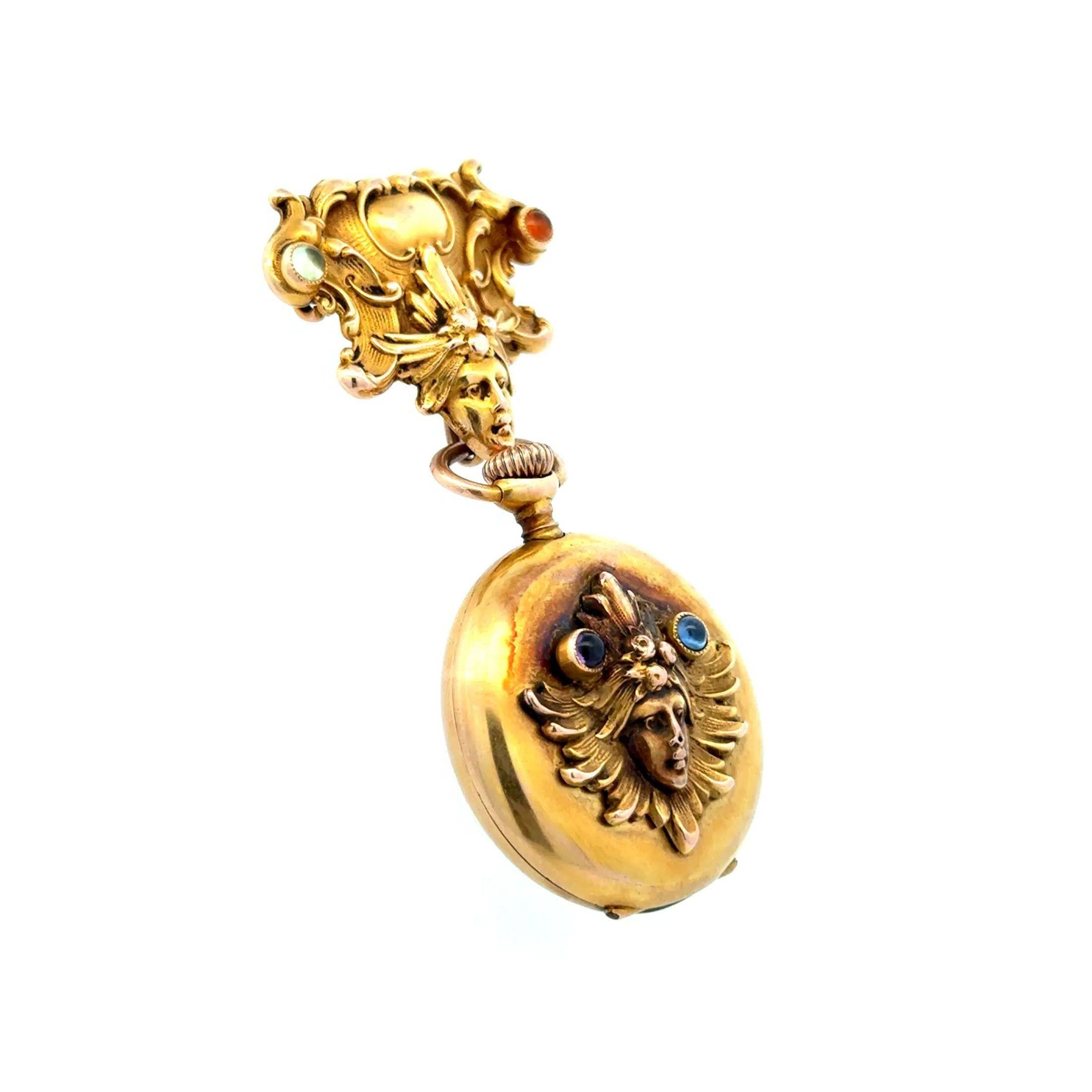 Semplicemente bello! Ciondolo orologio Art Nouveau con volto di Medusa in oro e pietre preziose. La parte superiore presenta il volto di Medusa, accentuato da pietre preziose. Realizzato a mano in oro giallo 14 carati. Misura 2,5