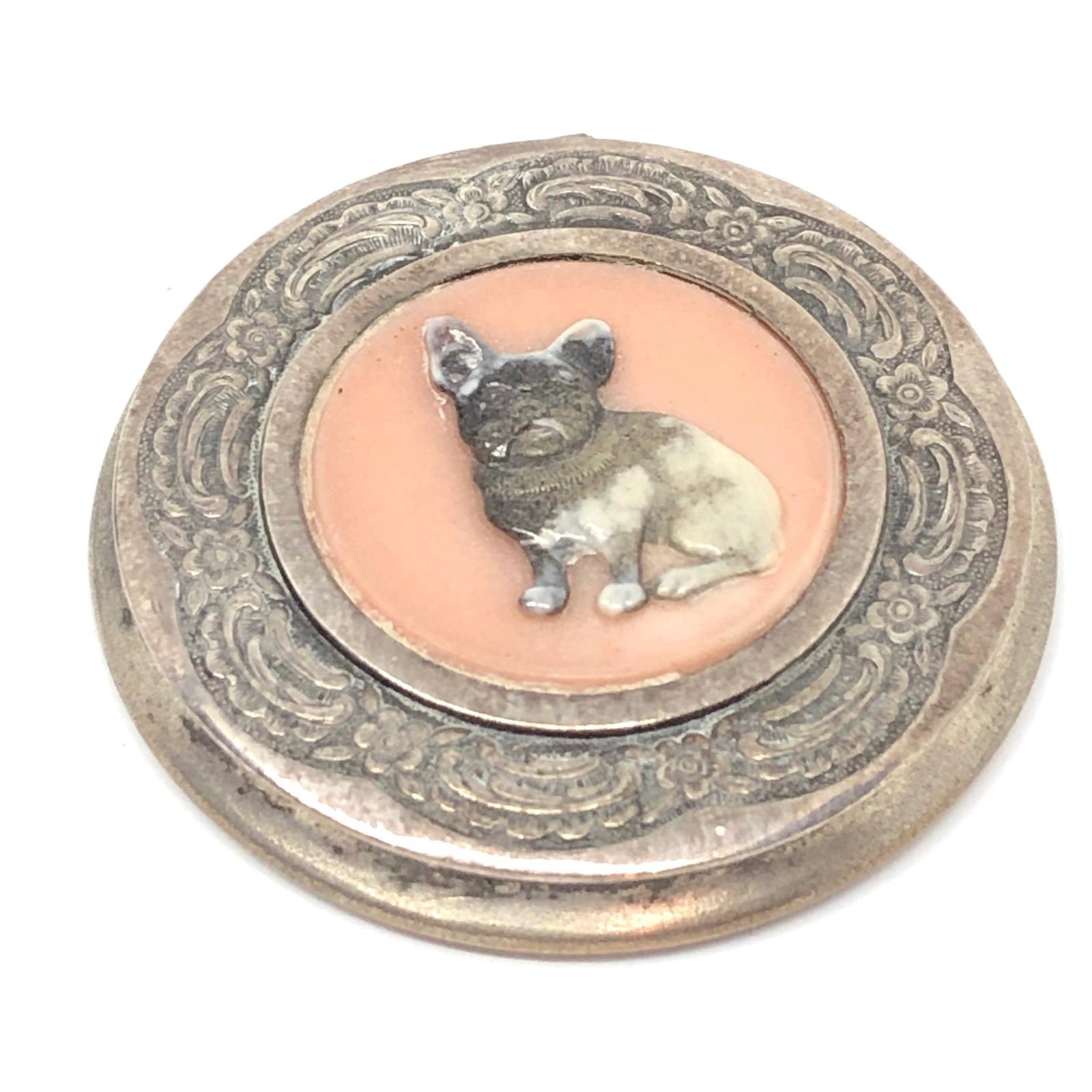 Classic early 20th century German motif Ladies Compact, with a nice bulldog motif. Nice addition to your collection of bulldog items. It is not marked.