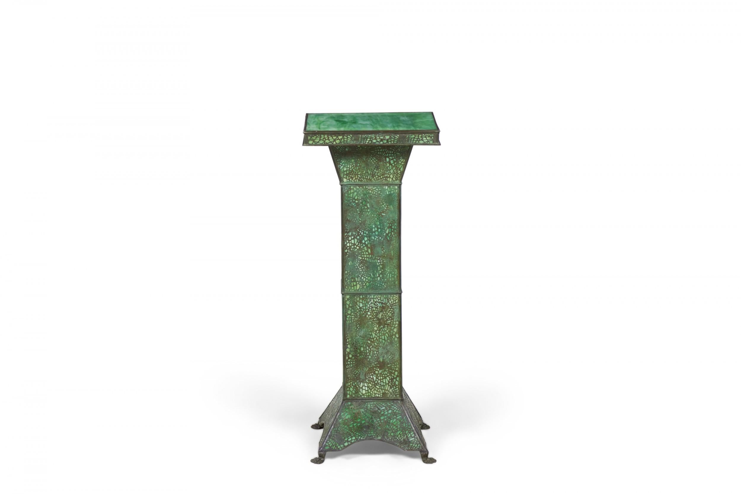 Filigraner Art nouveau-Sockel aus grünem Schlackenglas und Metall mit Metallverzierung (amerikanisch) im Angebot