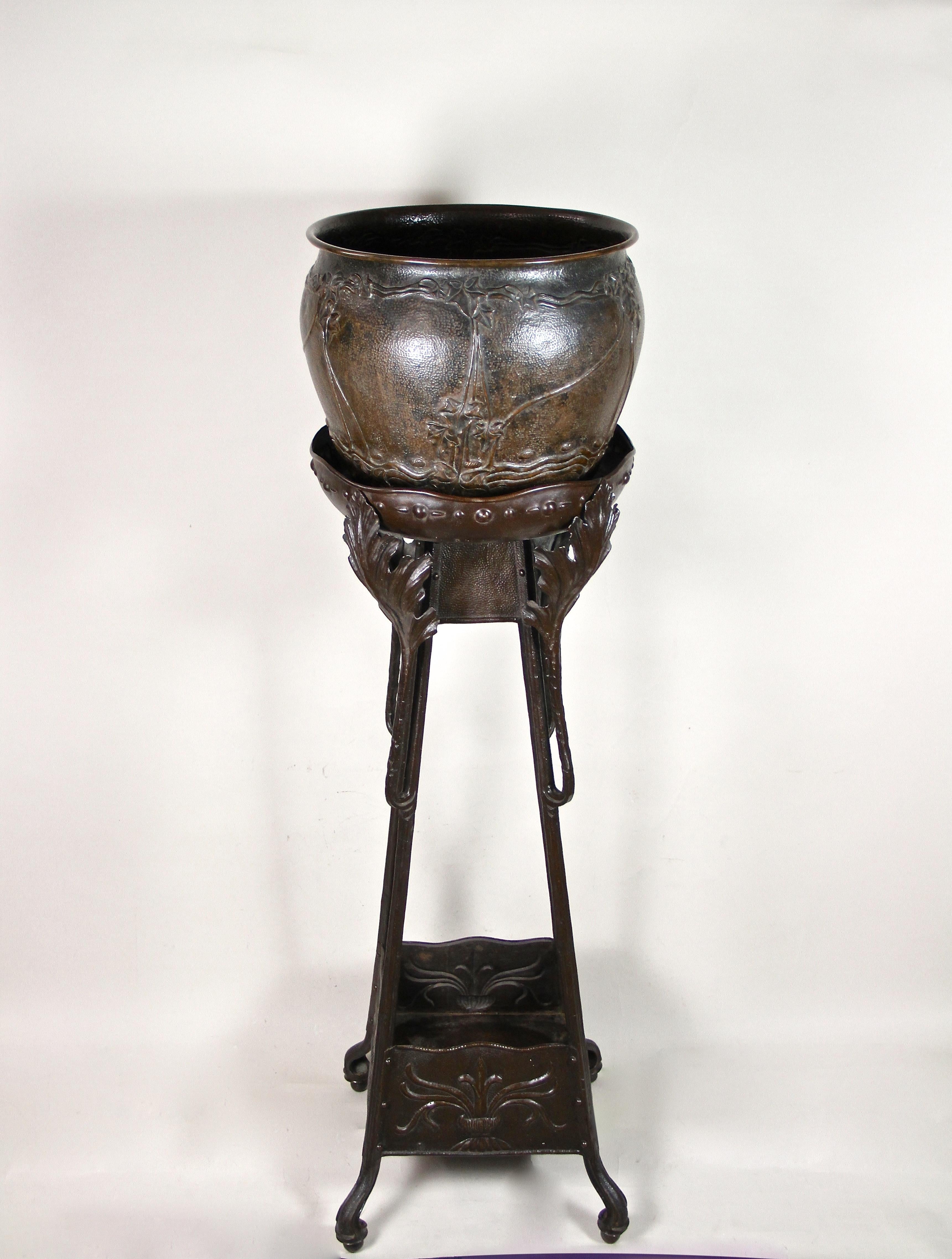 Art Nouveau Metal Pedestal with Copper Cachepot, France, circa 1900 In Good Condition In Lichtenberg, AT