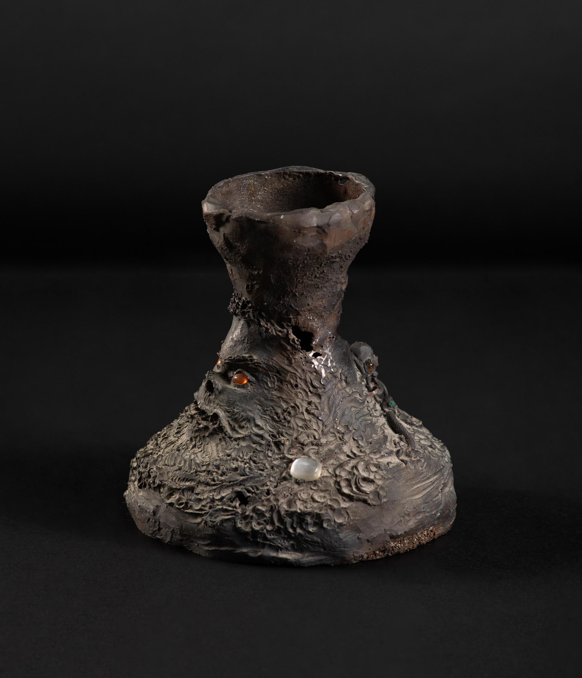 Americano Vaso in metallo Art Nouveau con creature grottesche di Maria Longworth Storer in vendita