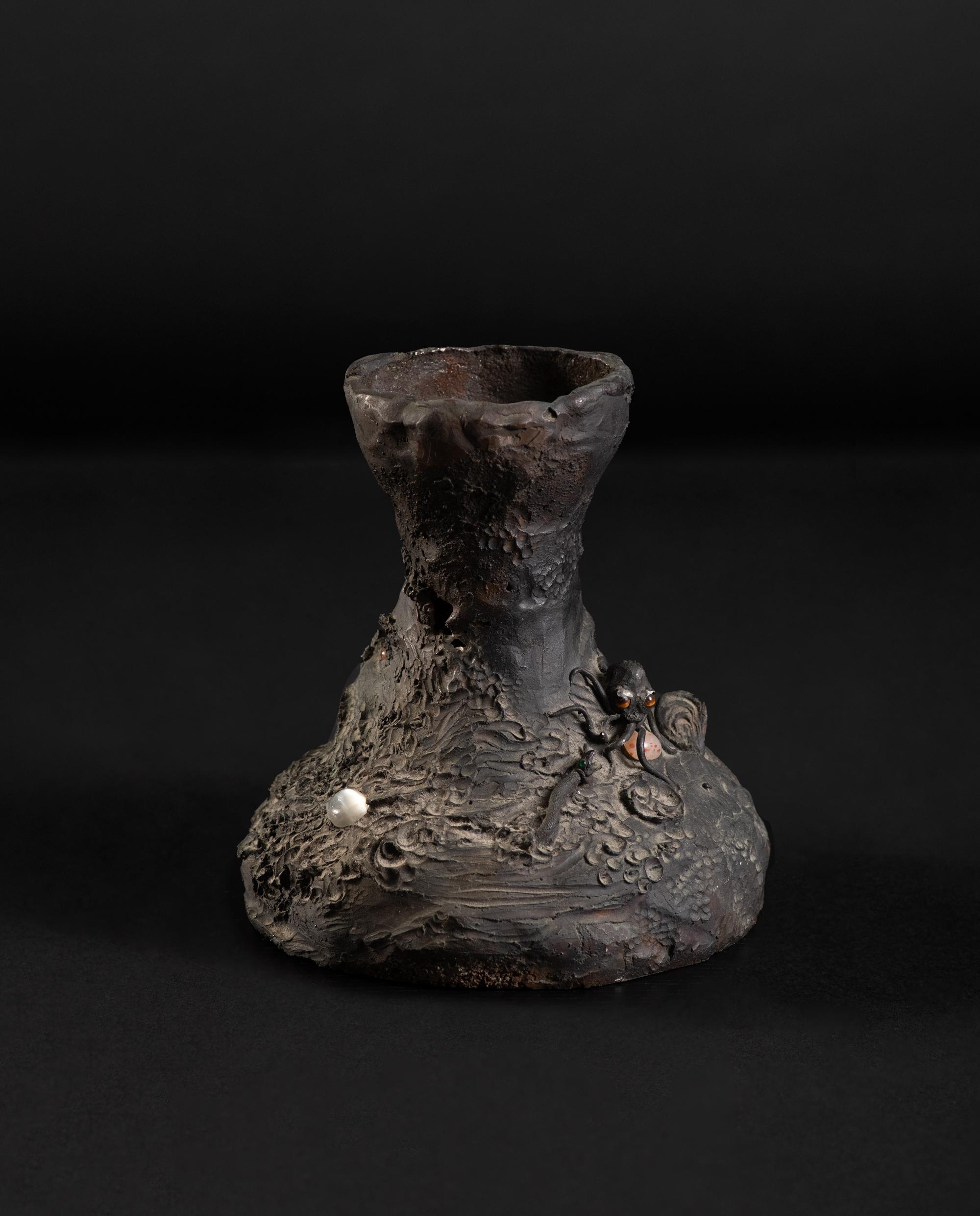 Patinato Vaso in metallo Art Nouveau con creature grottesche di Maria Longworth Storer in vendita