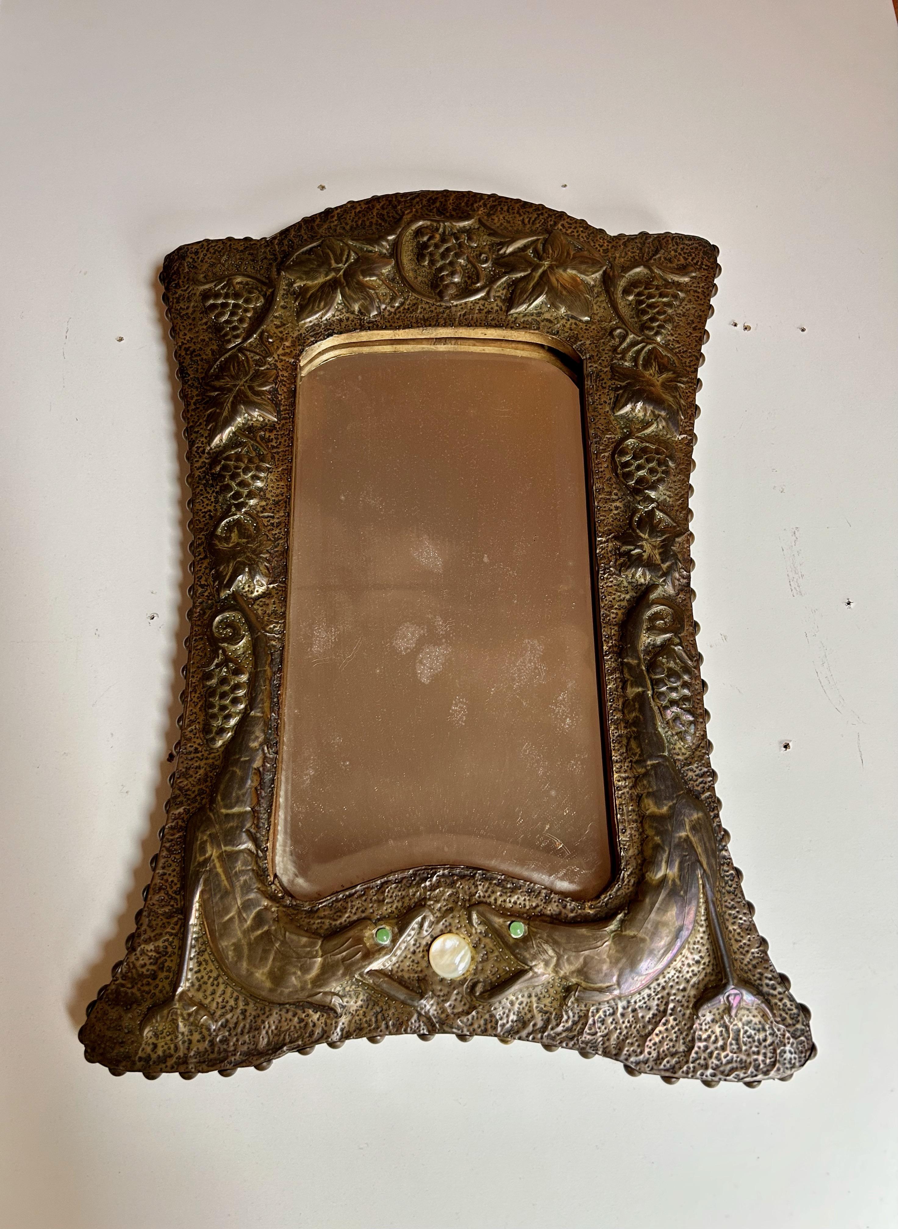Art Nouveau copper repousse mirror decorated with vines and two salamanders with pearl appliqués on the eyes.
Original mirror with some pitting.

Height: 63 cm
Width: 42 cm
Thickness: 5 cm
Weight: 3.5 kg