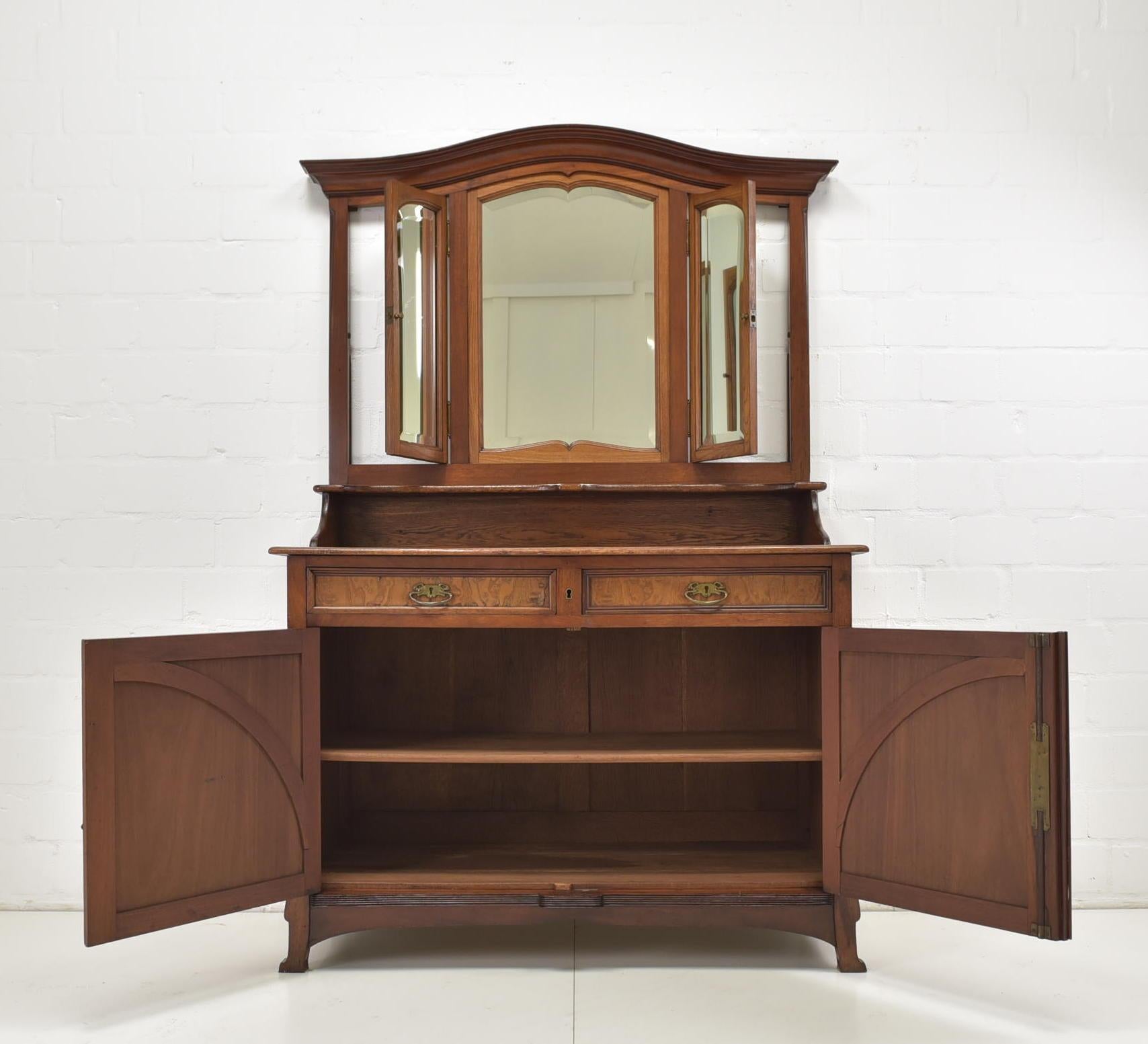 Mirror dresser restored Art Nouveau around 1915 mahogany

Features:
High quality
Heavy quality
Drawers pronged
Original fittings
Original bar lock
Original faceted mirrors
Outer mirrors foldable
Plate was once renewed in solid oak
Organic