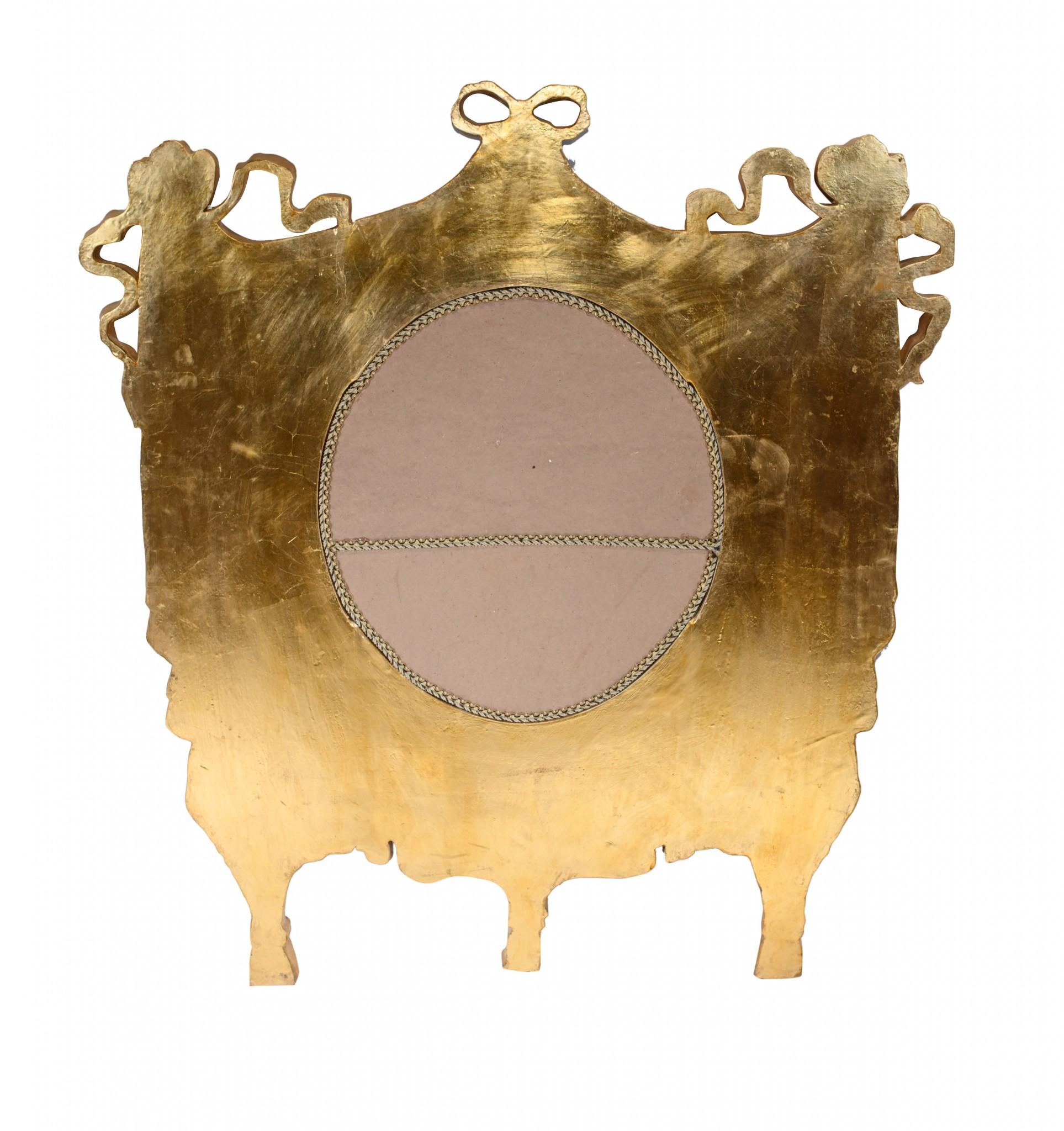 Meraviglioso specchio da parete dorato in stile art nouveau
Adoro il look con la grande cornice dorata intorno allo specchio rotondo.
Molto elaborato e intagliato con motivi a drappeggio, volute e ghirlande, in stile classico nouveau.
Il vetro è