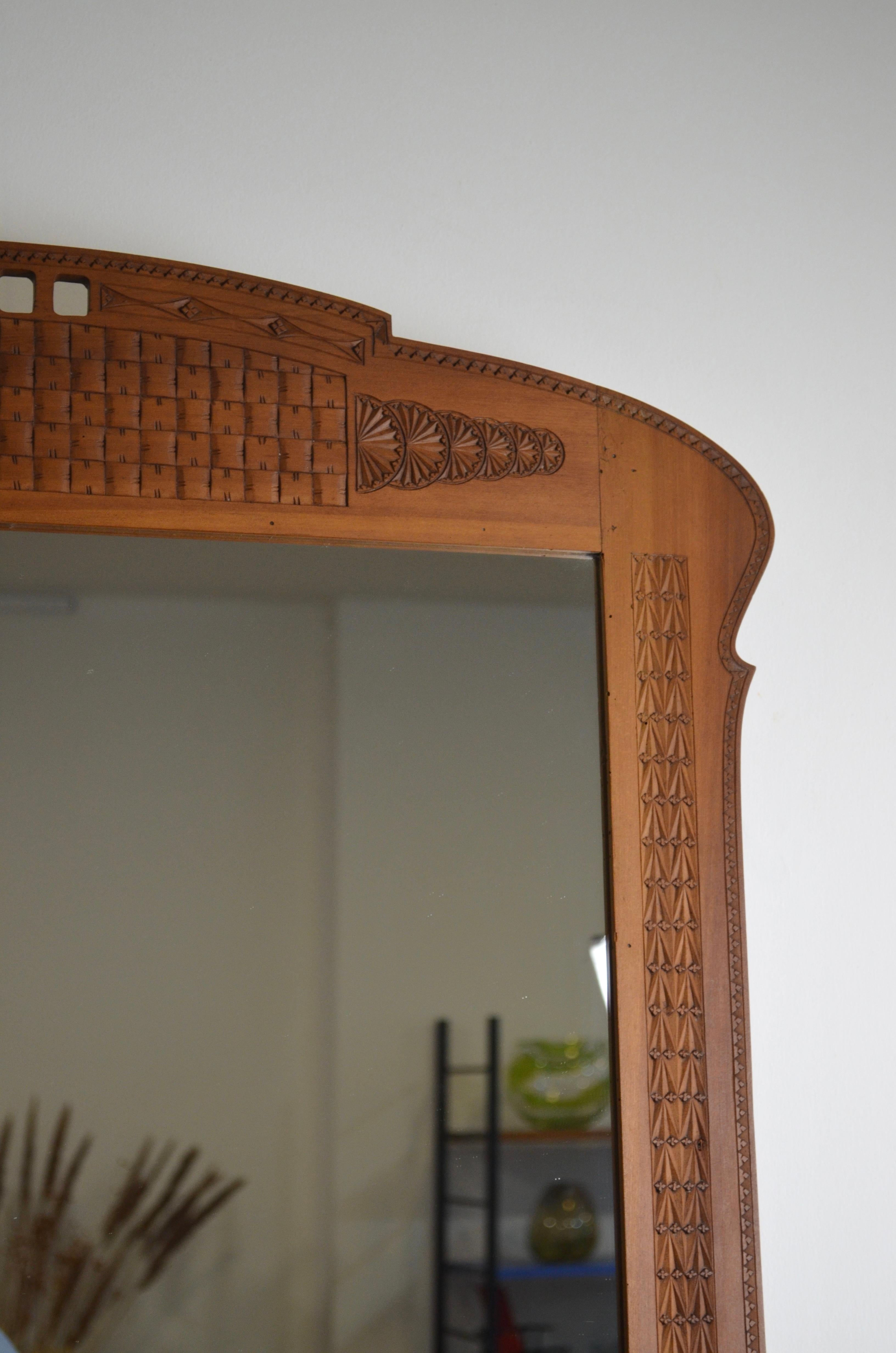 Miroir Art nouveau en bois finement ciselé en vente 4