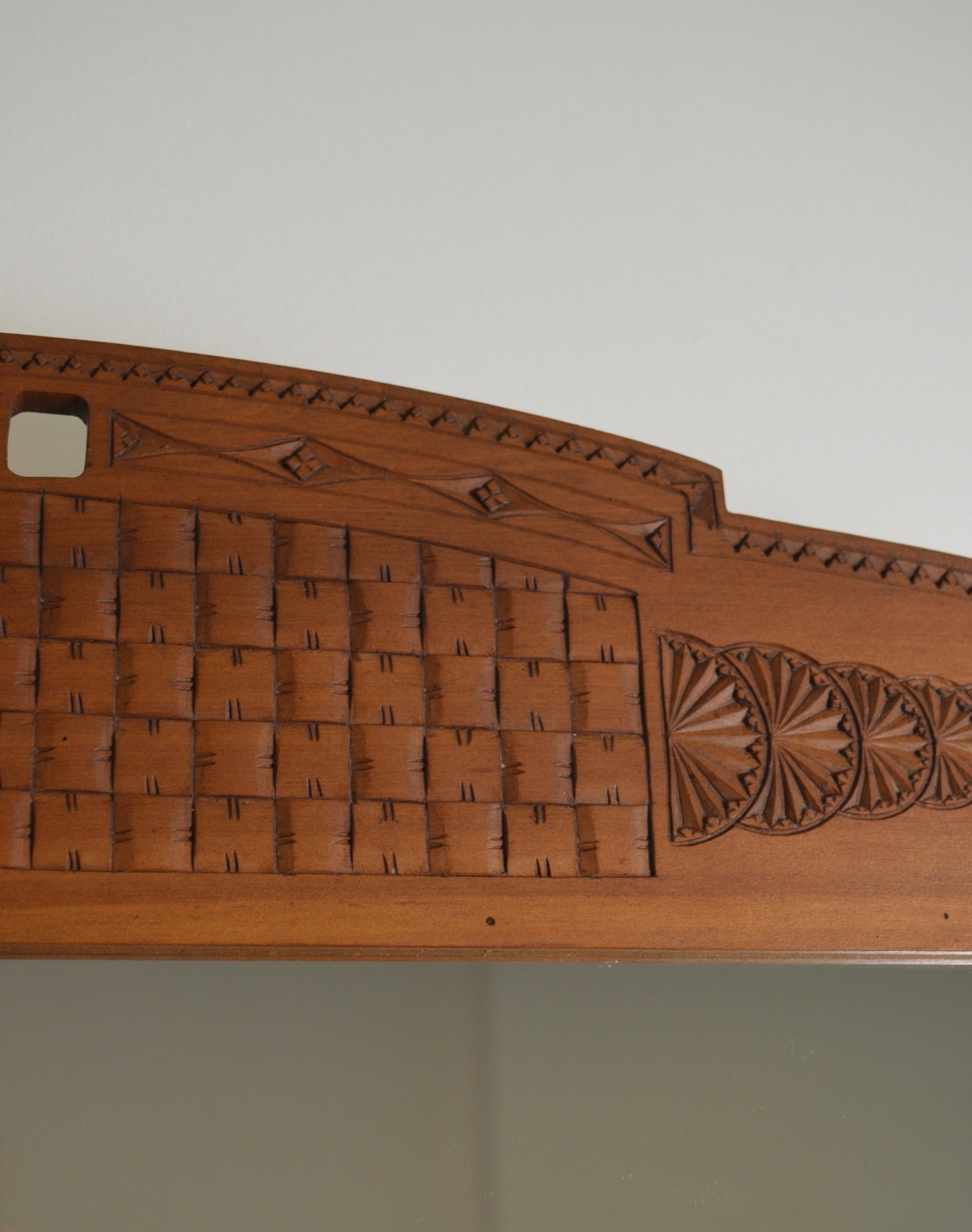 Miroir Art nouveau en bois finement ciselé en vente 5