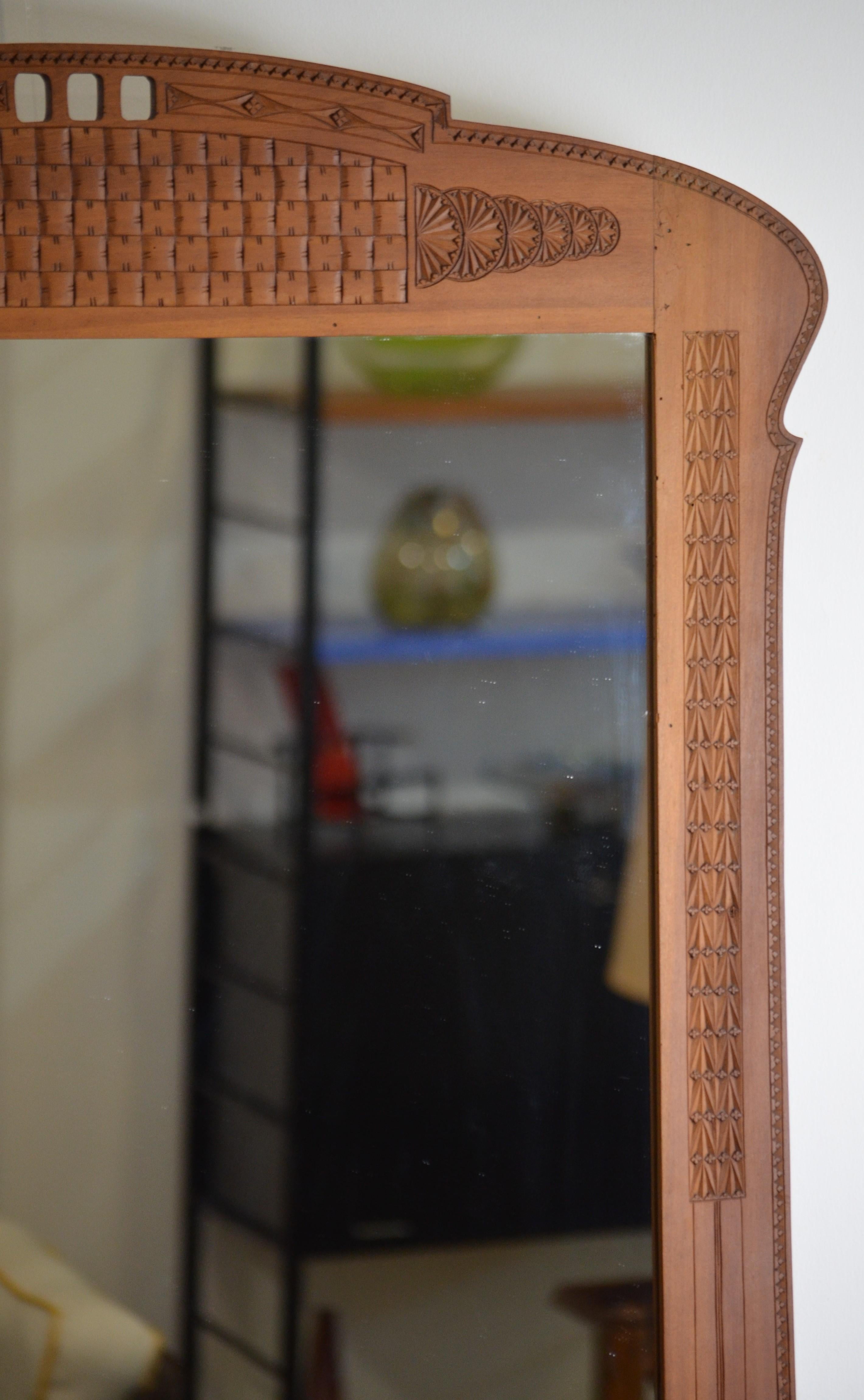 Portugais Miroir Art nouveau en bois finement ciselé en vente