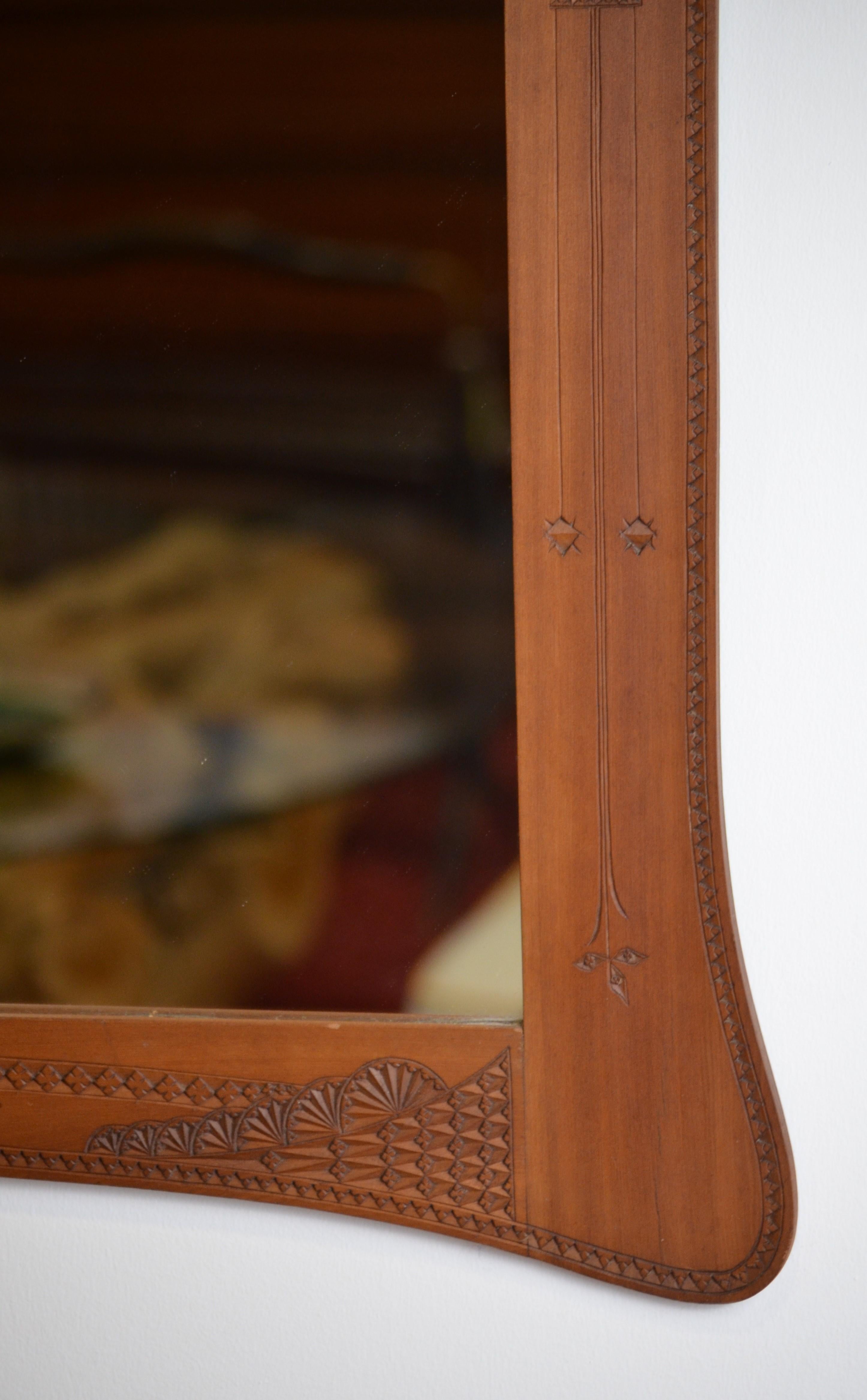 Miroir Art nouveau en bois finement ciselé Bon état - En vente à Marinha Grande, PT