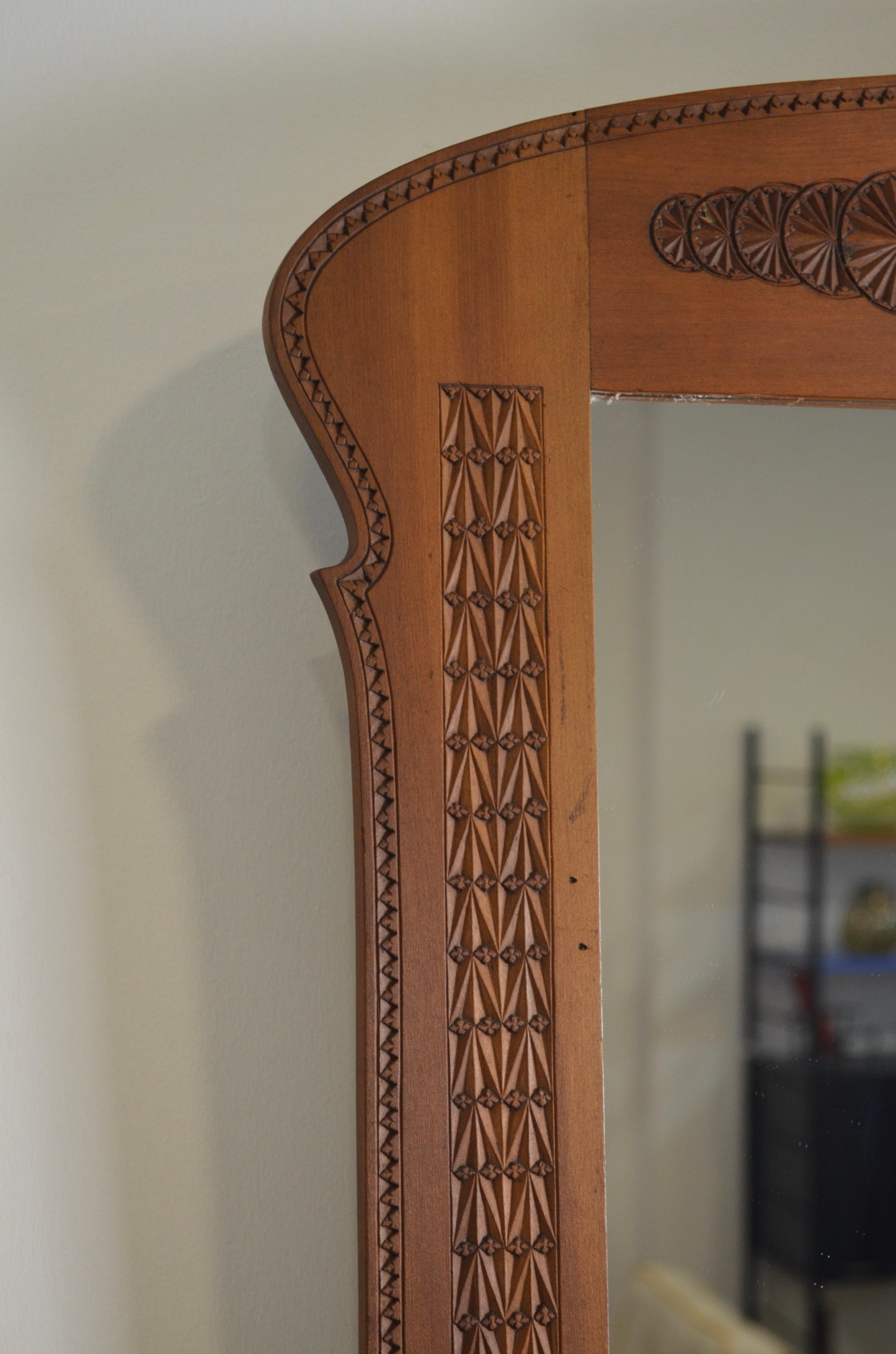 Bois Miroir Art nouveau en bois finement ciselé en vente