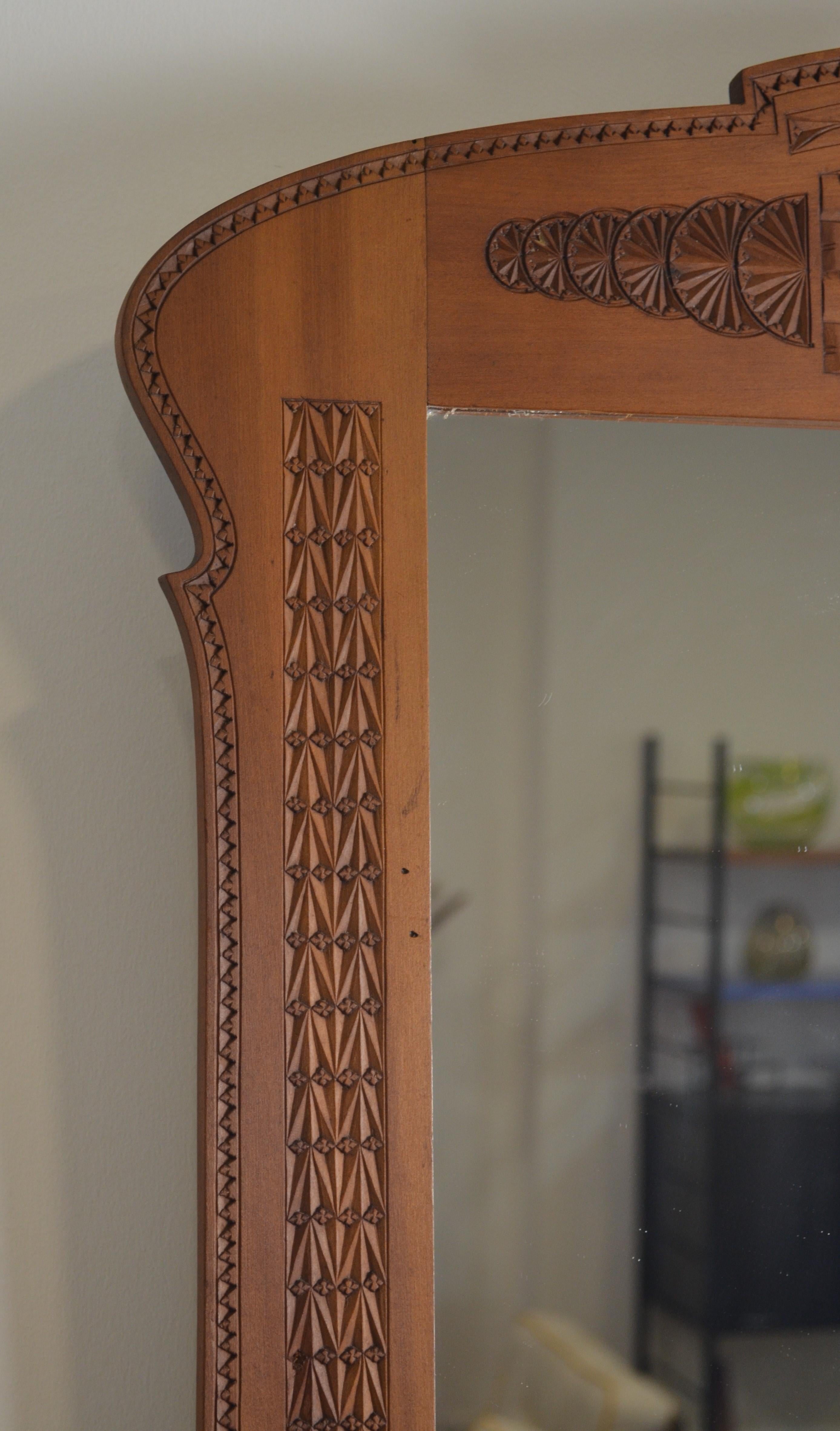 Miroir Art nouveau en bois finement ciselé en vente 1