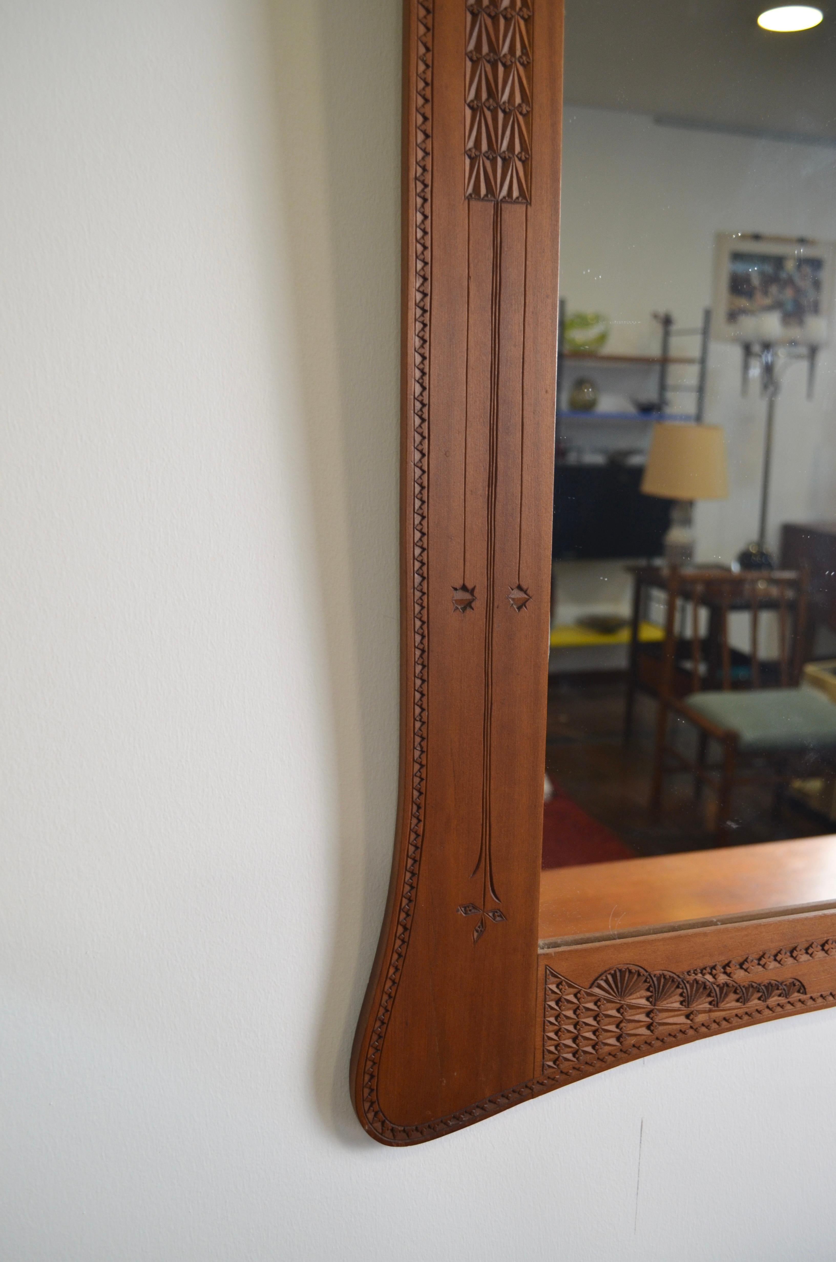 Miroir Art nouveau en bois finement ciselé en vente 2