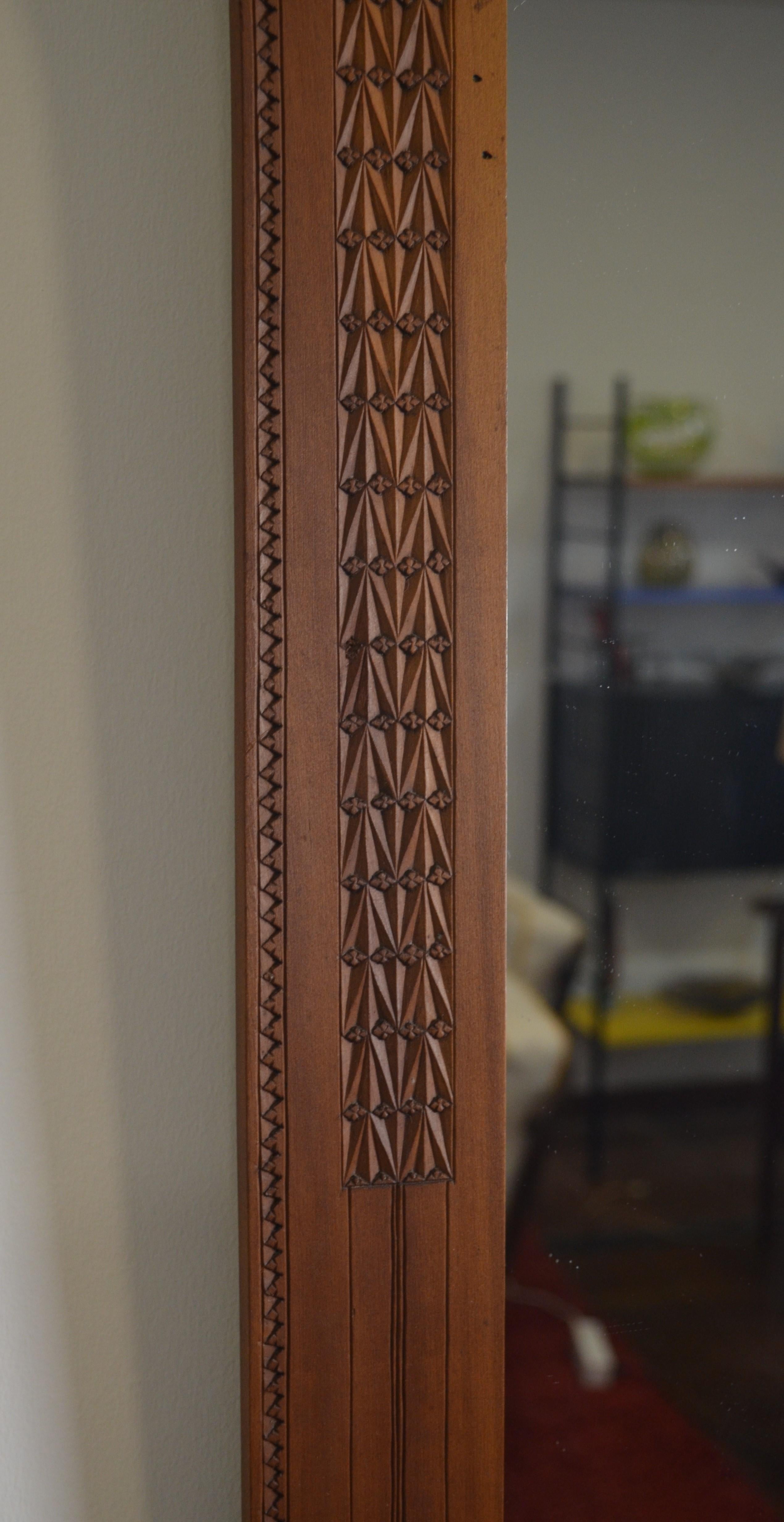 Miroir Art nouveau en bois finement ciselé en vente 3