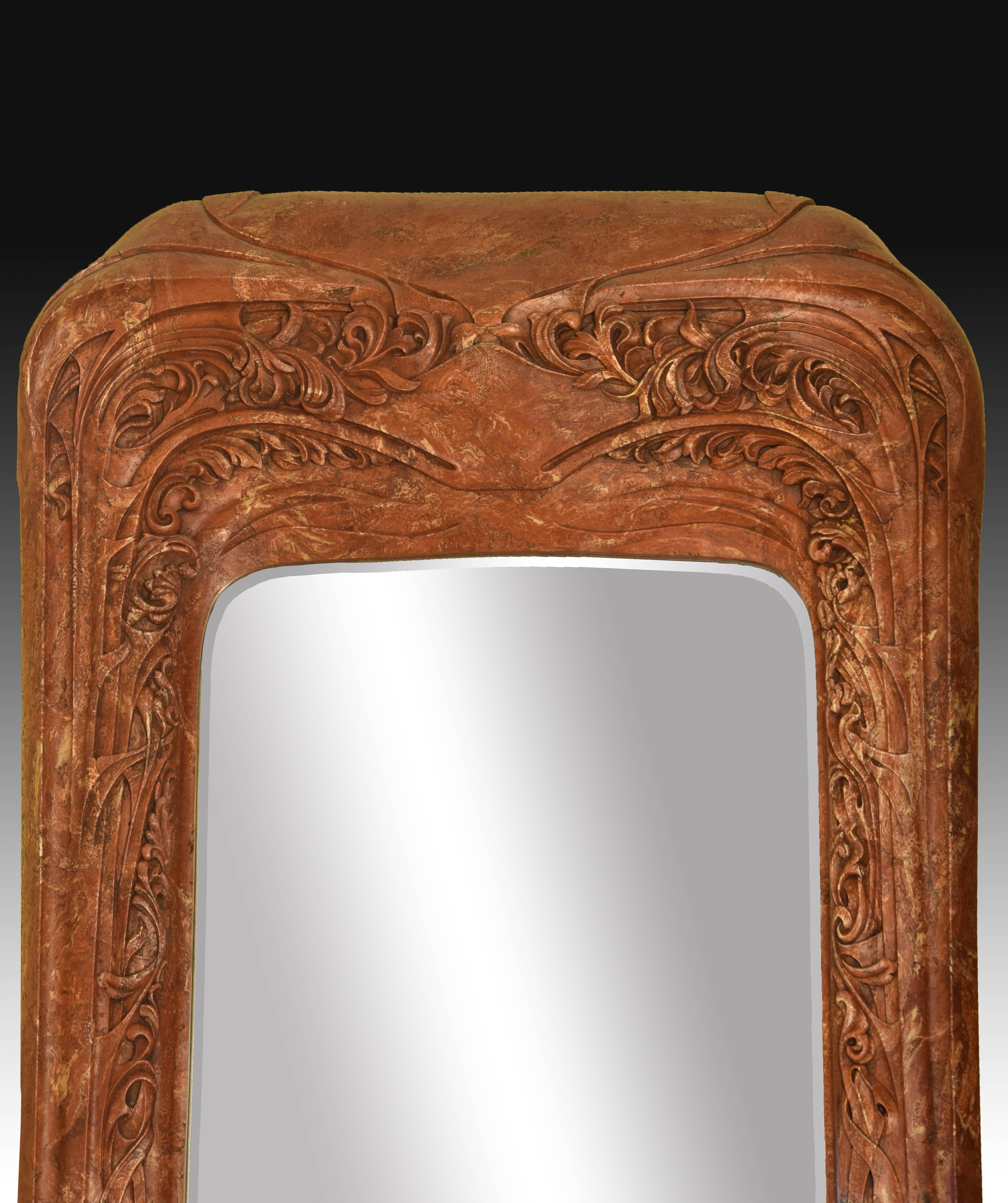 Rectangular mirror with frame decorated with vegetal motifs. Its lines, its detail and the protagonism of nature and the curved lines on the lines are the details that lead us to Modernism or Art Nouveau, an artistic style that emerged in Europe,