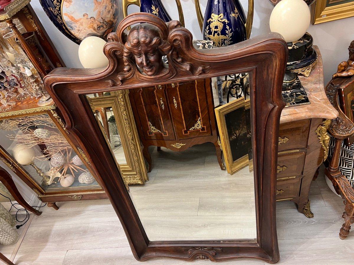 Wir präsentieren Ihnen diesen schönen und seltenen Spiegel aus massivem Mahagoniholz mit abgeschrägten Kanten im Stil des französischen Designers Eugene Vallin aus der Zeit des Jugendstils. Die Abmessungen dieses Spiegels betragen 143 cm in der Höhe