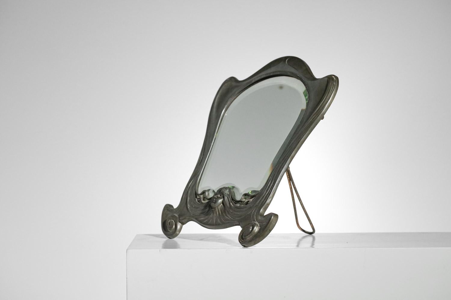 Seltener Jugendstilspiegel aus den 20er Jahren aus der deutschen Fabrik Orivit. Struktur des Spiegels aus massivem Zinn und Spiegel. Sehr schöne Fertigungsdetails auf dem Zinn mit dem Gesicht einer Frau in 3D in einem typischen Jugendstil. Sehr