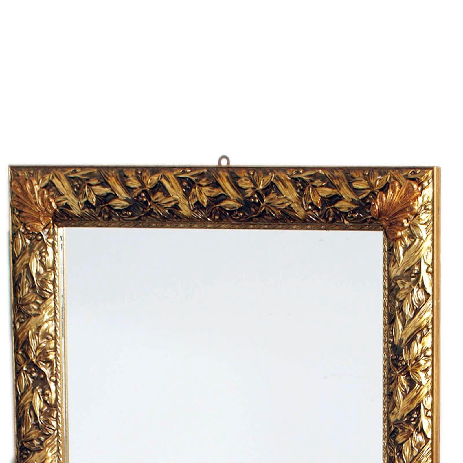 Précieux et élégant miroir Art Nouveau italien florentin avec cadre doré sculpté par l'artisanat florentin, vers 1940.

Mesure cm : H 100, L 78, P 4.