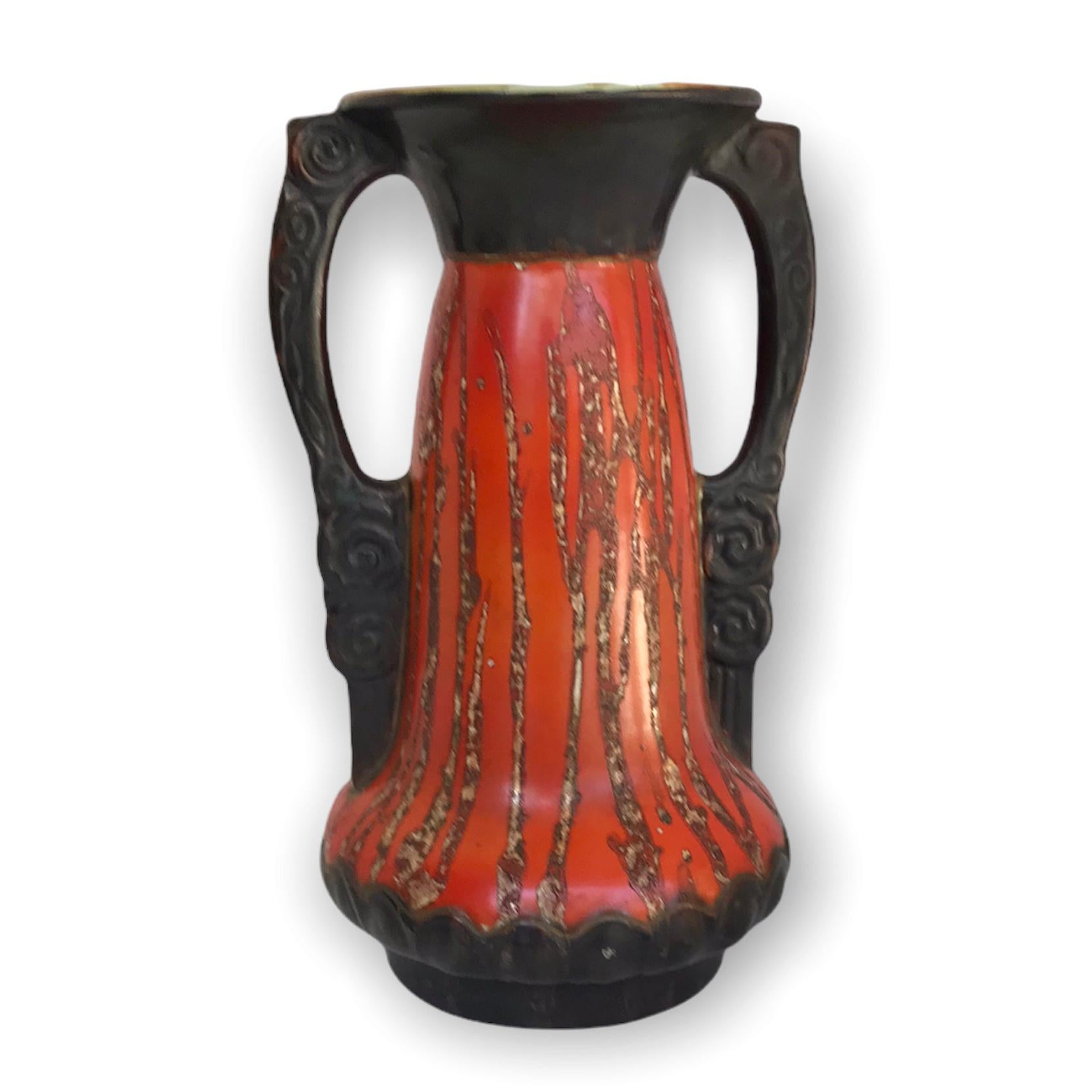 Vase en céramique rouge et noire tchécoslovaque moderne Art Nouveau avec poignées, années 1930 en vente 4