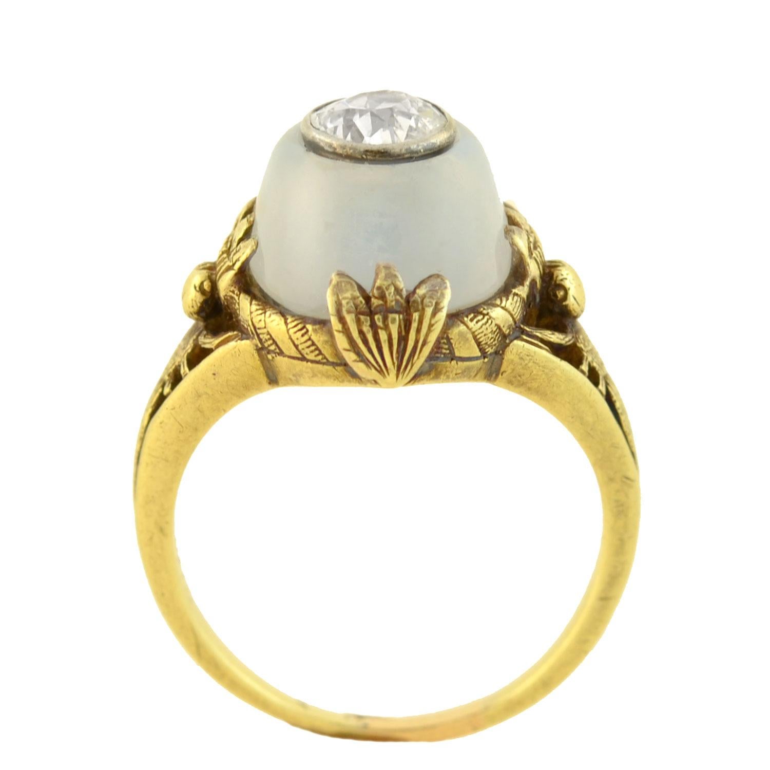 Taille vieille mine Bague Art Nouveau à motif libellule en pierre de lune et diamants en vente