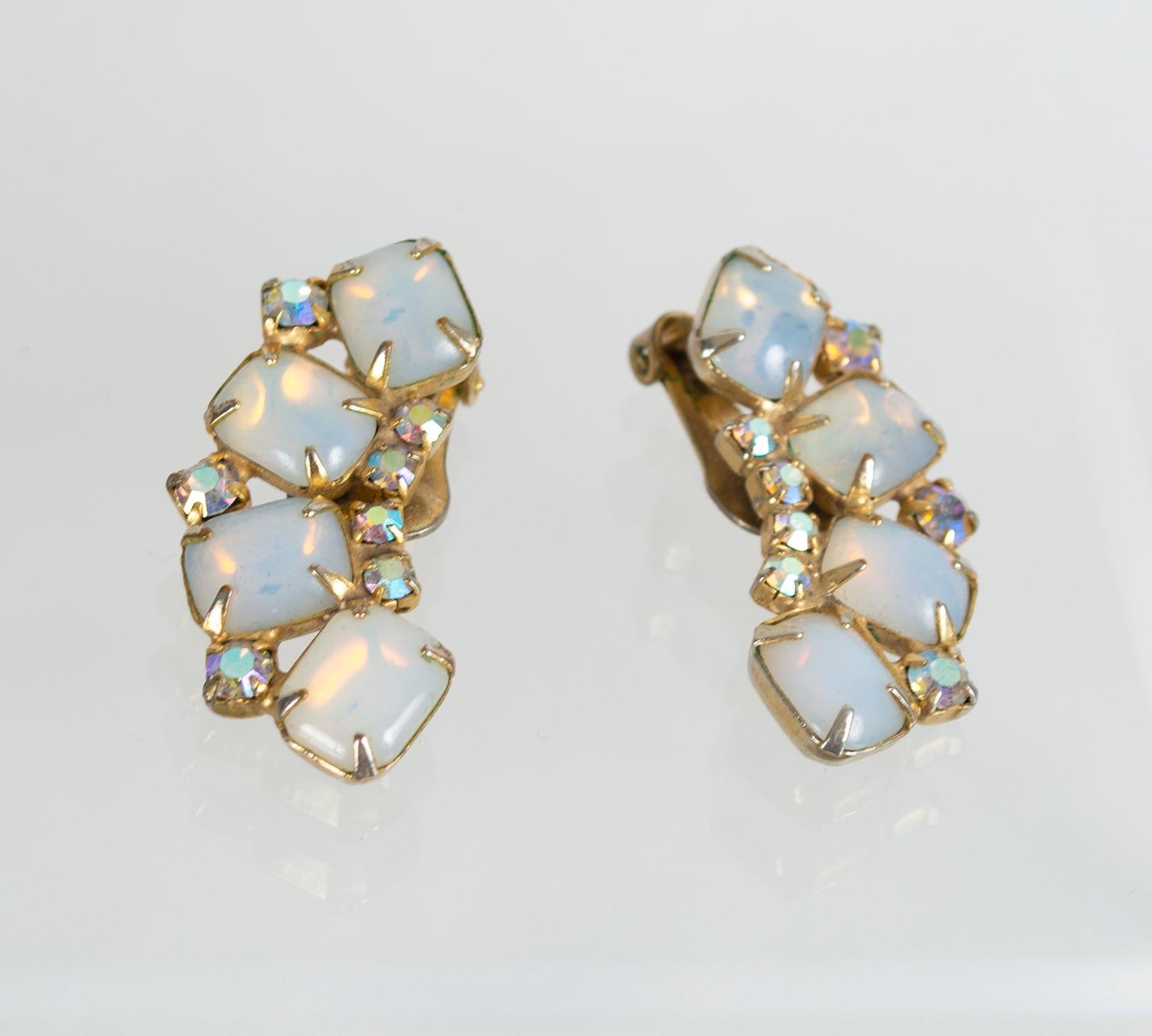 A breathtaking example of vintage moonstone, these earrings shimmer with the milky purple glow that associates the gemstone with femininity, sensuality and intuition. Their curved aspect illuminates the face with both warm and cool tones.

Curved