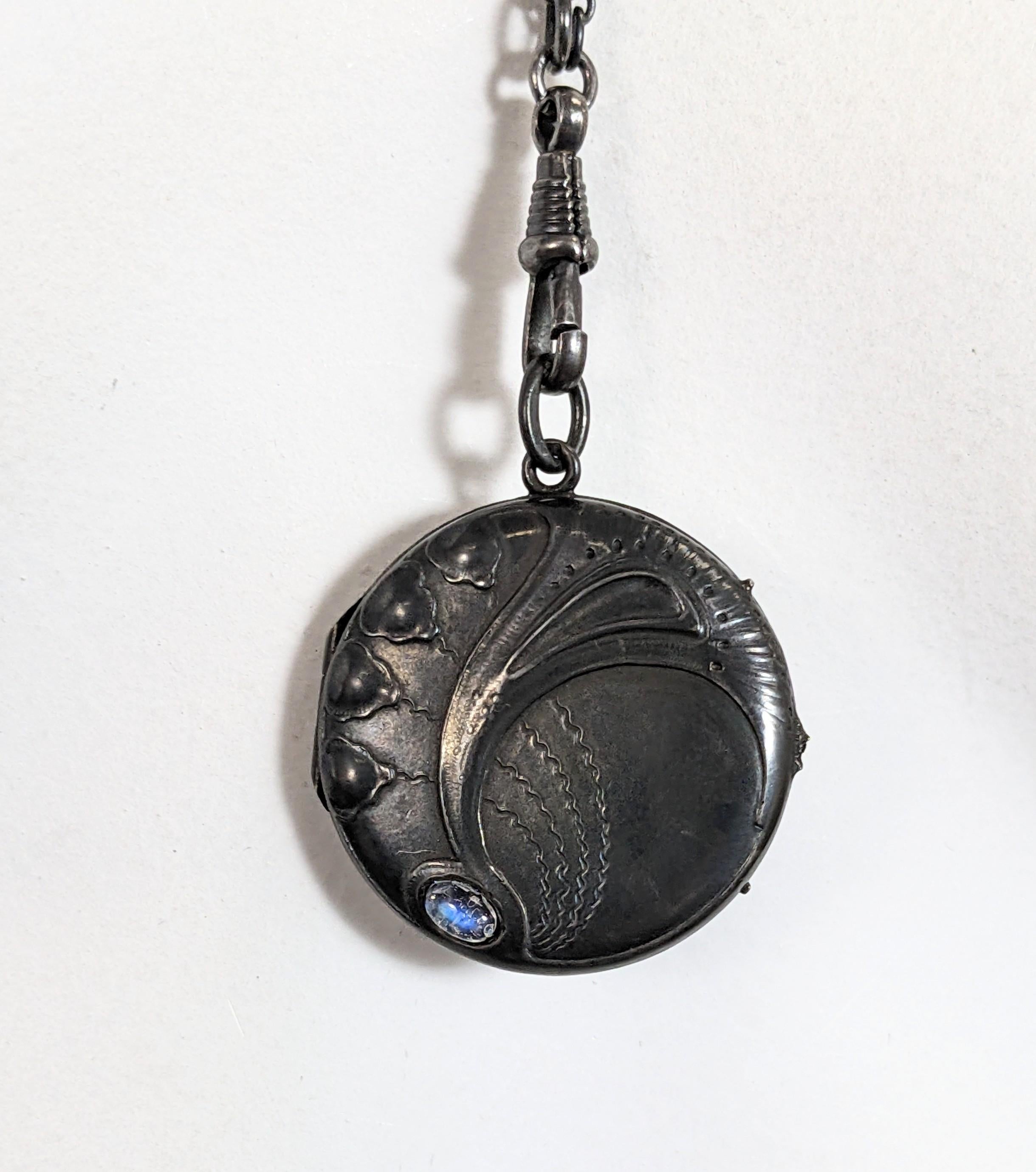 Art Nouveau Moonstone Locket on Chain in vendita 5