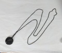 Médaillon Art Nouveau en pierre de lune sur chaîne