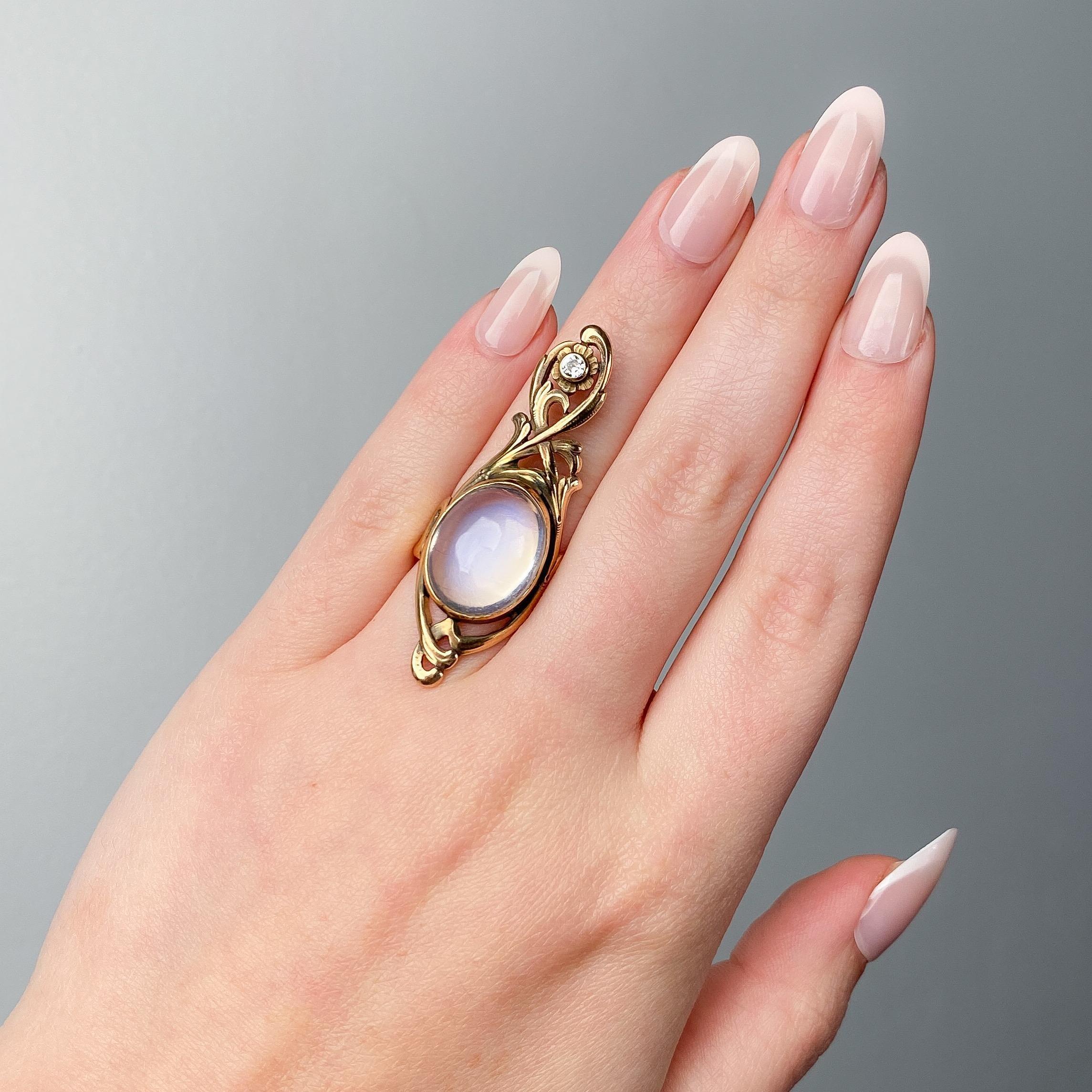 Art Nouveau Moonstone Ring of 14k Gold For Sale 1