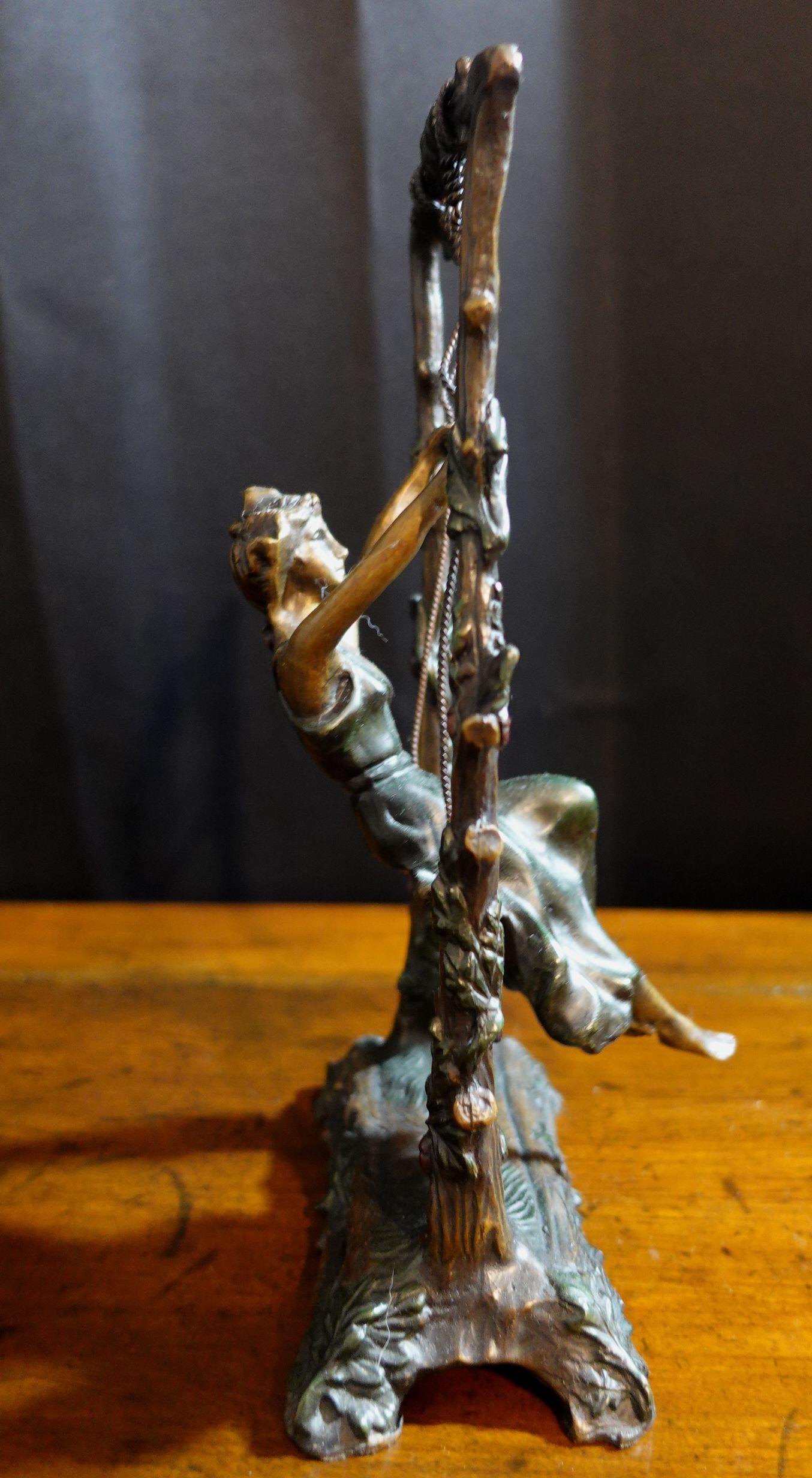 Sculpture en bronze Art Nouveau Moreau « Girl on Swing » (Fille sur balancier) en vente 2