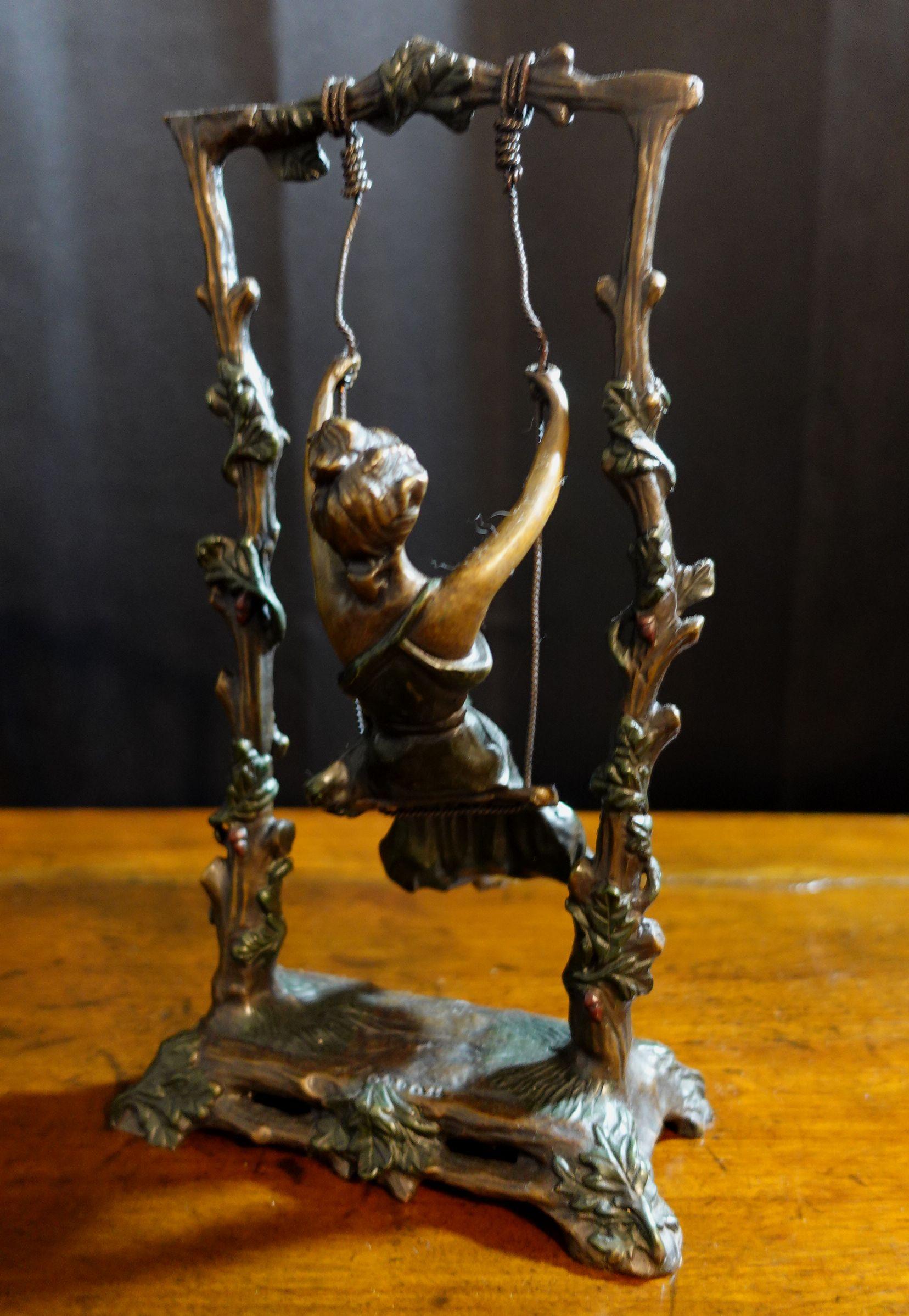 Sculpture en bronze Art Nouveau Moreau « Girl on Swing » (Fille sur balancier) en vente 3