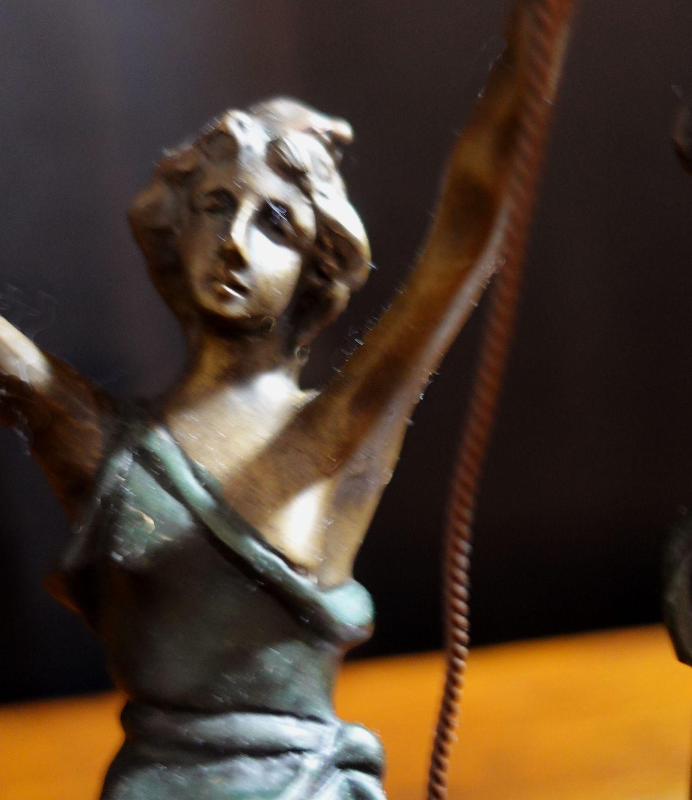 Français Sculpture en bronze Art Nouveau Moreau « Girl on Swing » (Fille sur balancier) en vente