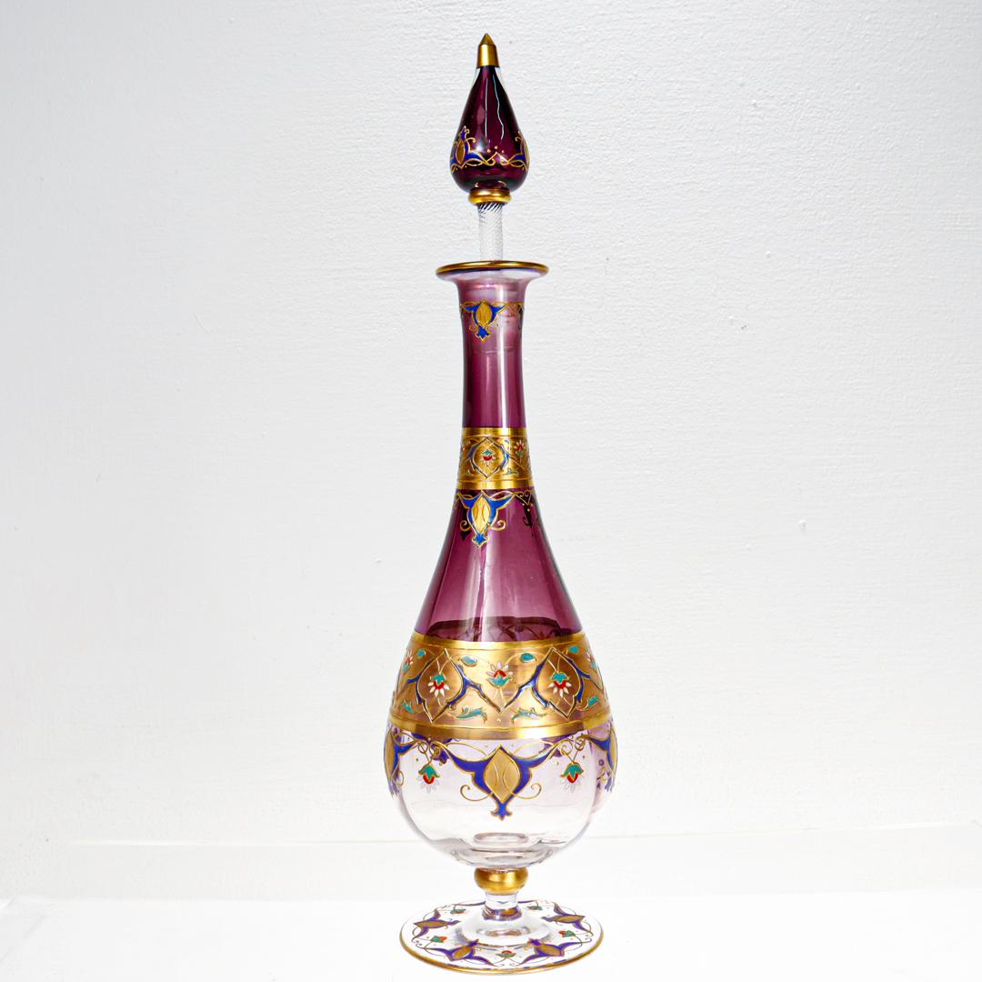 Doré  Ensemble de carafes à cordial Art Nouveau attribué à Moser en verre doré et émaillé en vente