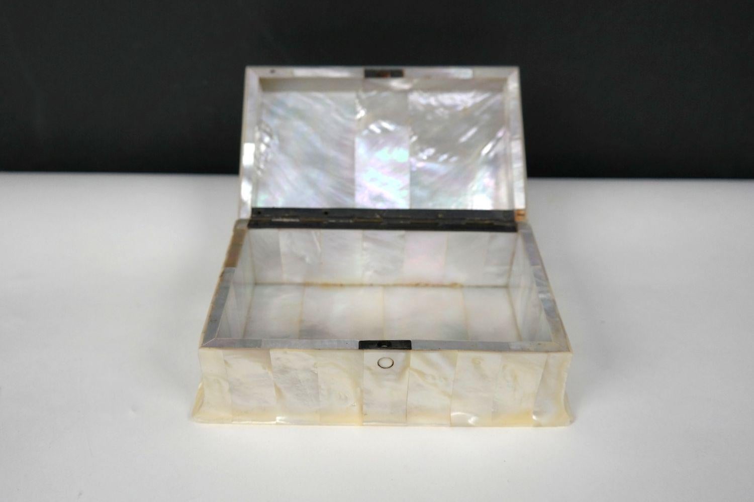Art Nouveau mother of pearl trinket box In Good Condition For Sale In Budapest, HU
