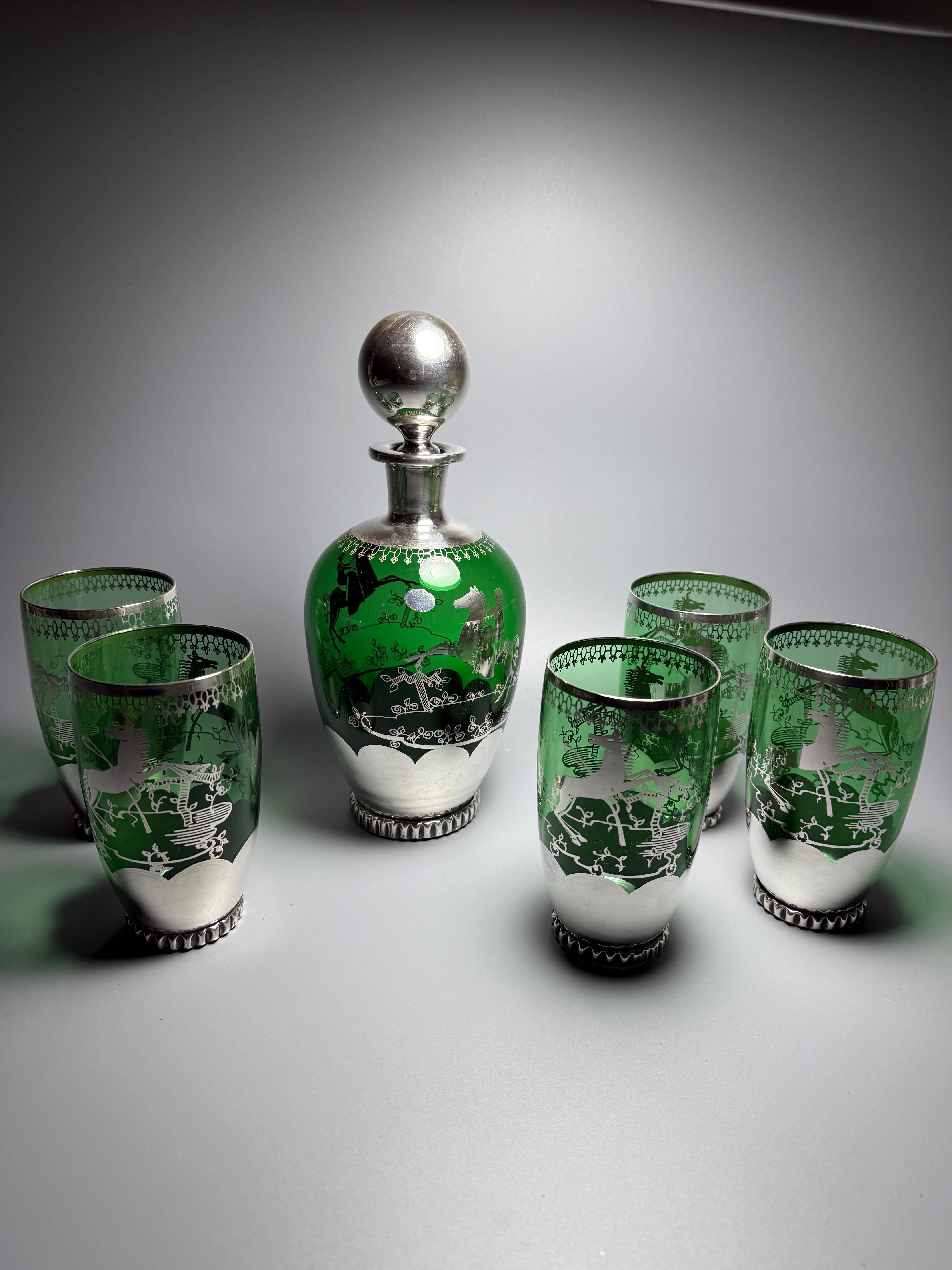 Eine seltene antike Karaffe aus grünem Murano-Glas und ein Satz von fünf passenden Gläsern, verziert mit einem Silberüberzug. Diese Stücke stammen wahrscheinlich aus der Zeit des Jugendstils, der für seine dekorative Kunst und die Verwendung von