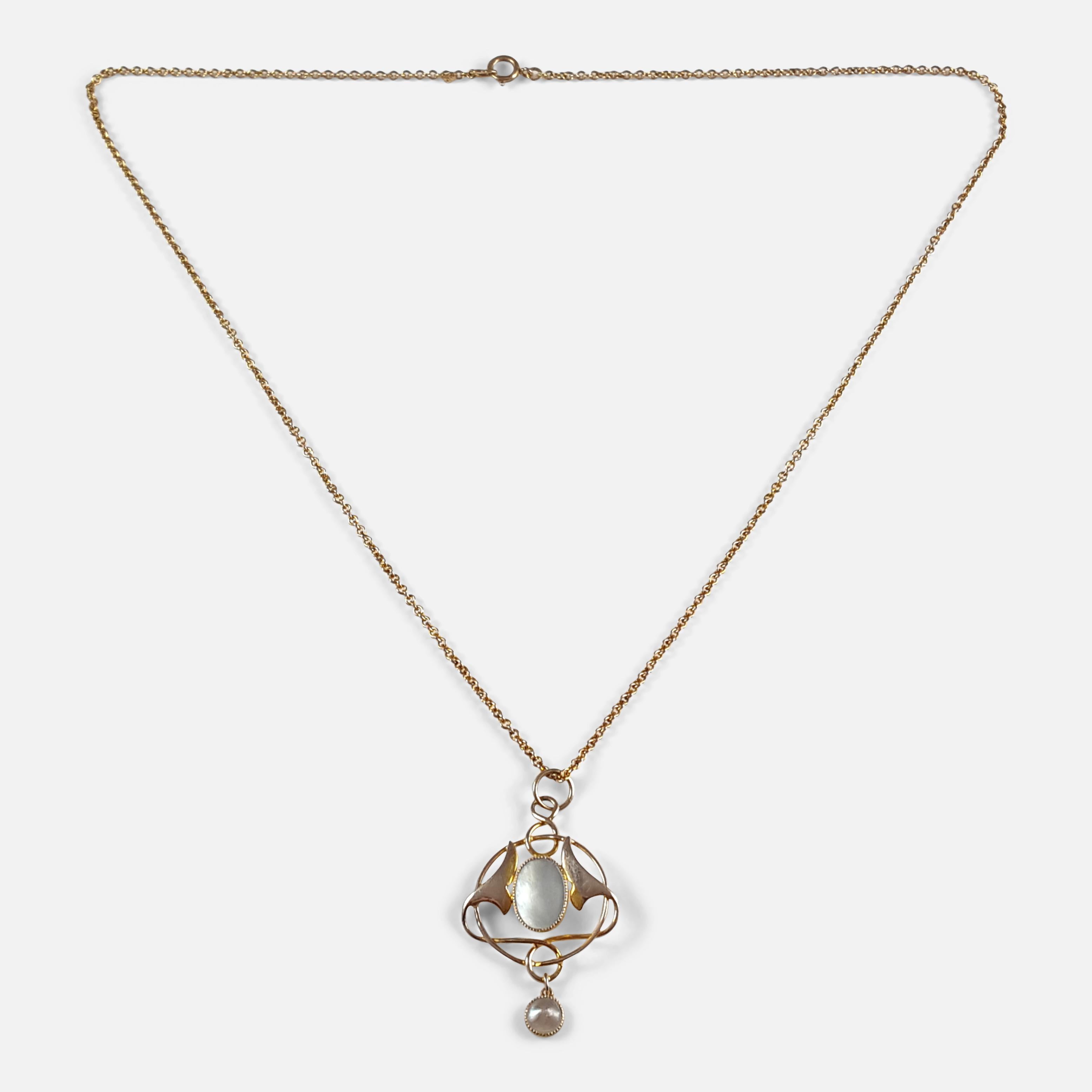 Art Nouveau Murrle Bennett & Co 9 Karat Gold and Pearl Pendant with Chain In Good Condition In Glasgow, GB