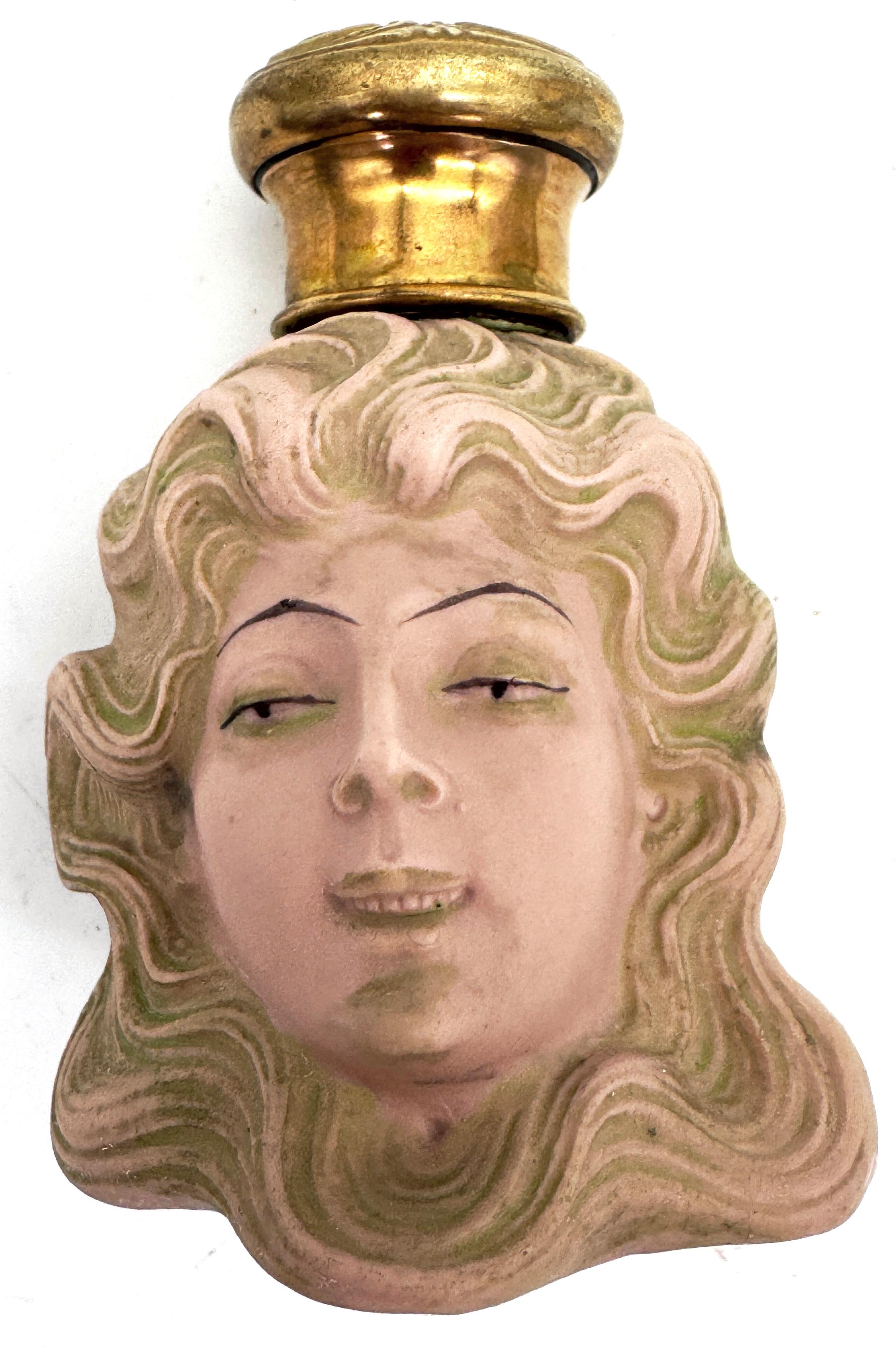 Art nouveau Art Nouveau Muse Bouteille à parfum en laiton doré et orné de bijoux Attrb. Schafer & Vater en vente